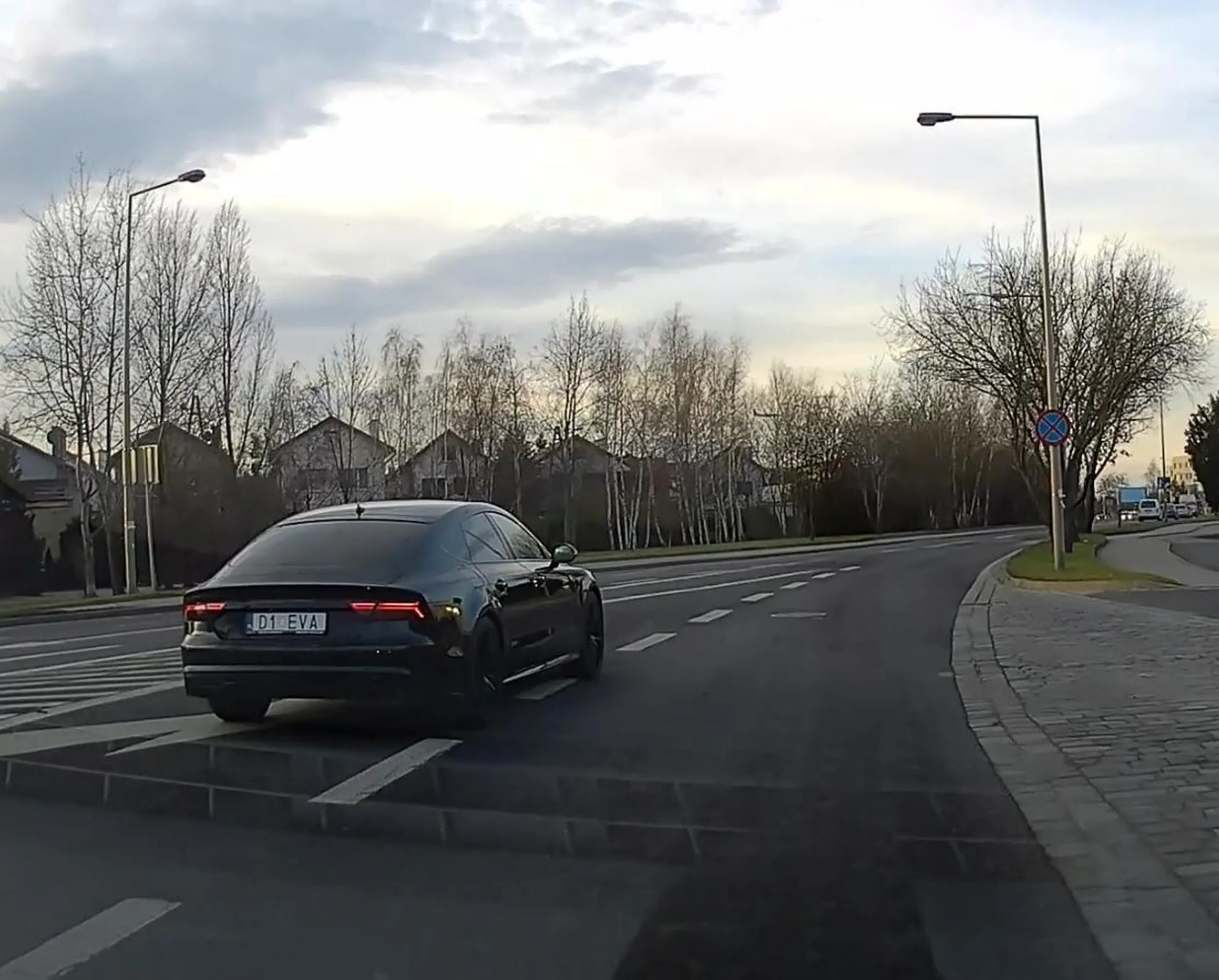 Wyprzedzanie z całej pety na przejściu dla pieszych i zajeżdżanie drogi centymetr od lusterka, to jest życie