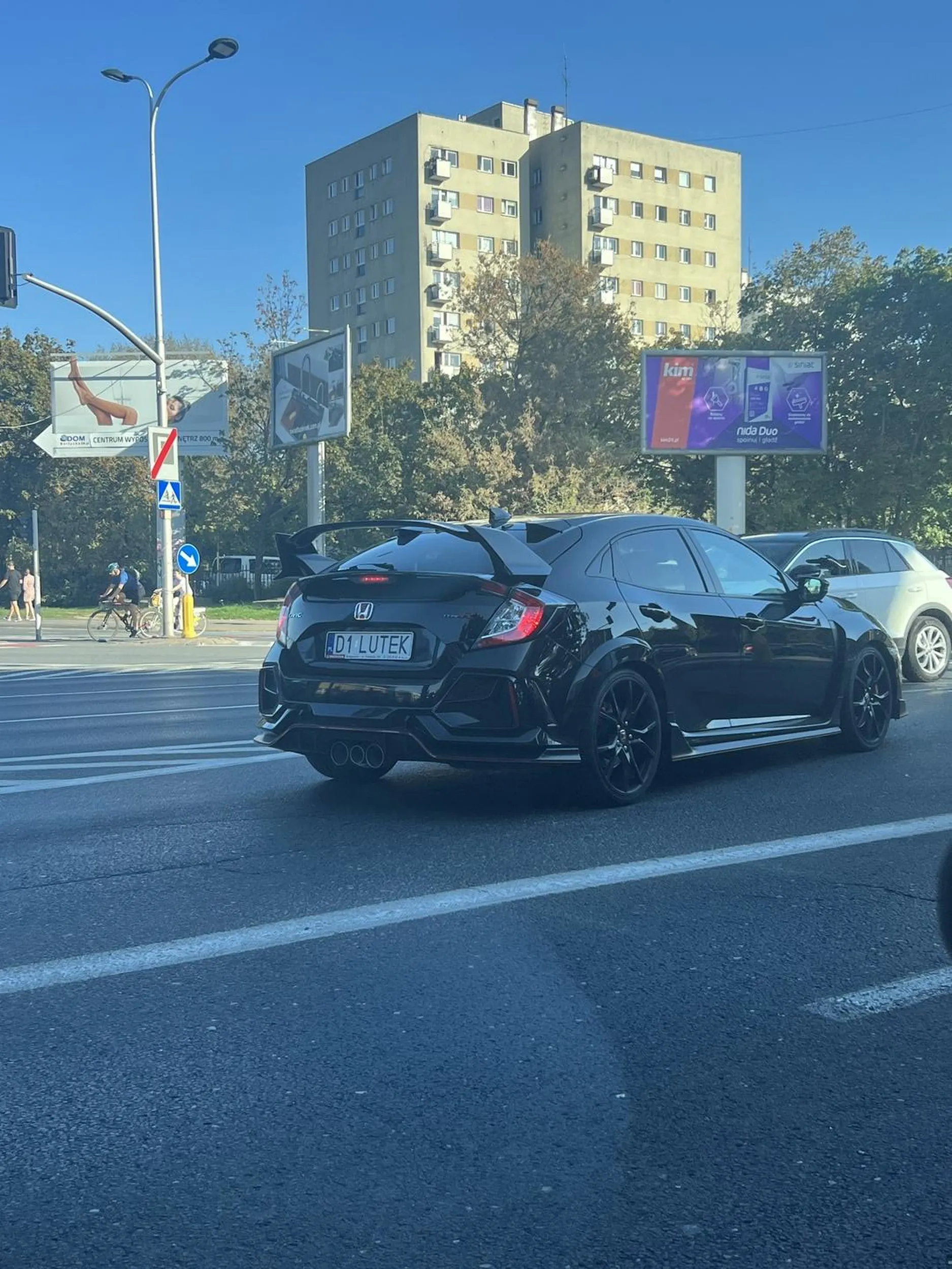 Ominął korek i ze środowego ustawił się do skrętu w lewo. Cwaniaczek.