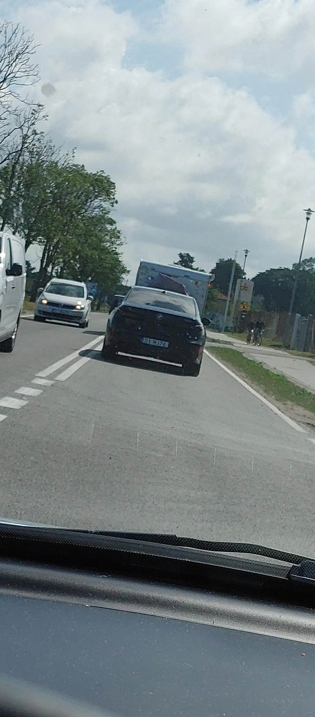 Nowa BMW 740d. Kierowca raczej ma problemy z posługiwaniem się lusterkami jak i kierunkowskazami