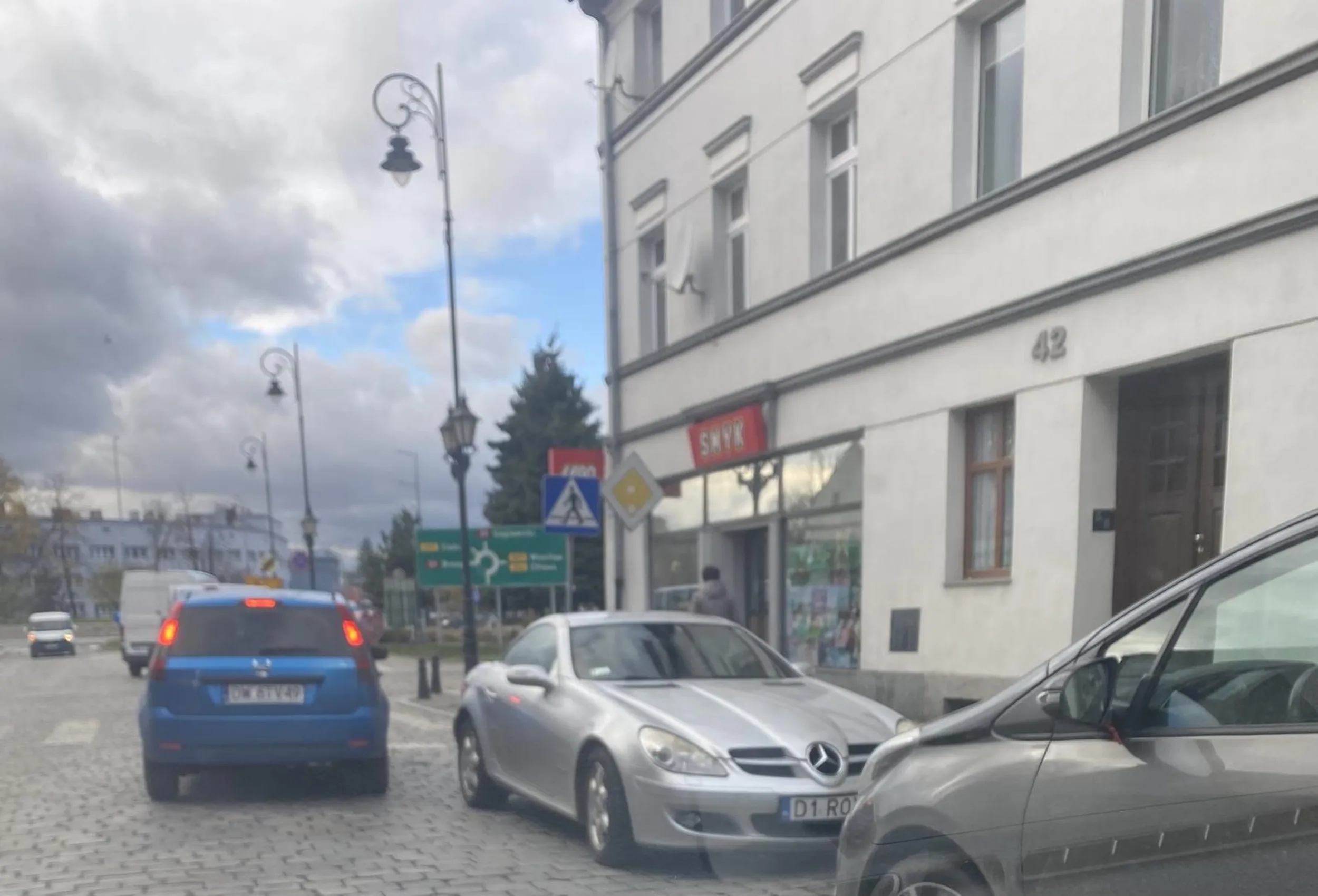 Parkuje przy pasach, narażając przy tym innych kierowców na potrącenie człowieka, ktory wyjdzie zza auta!! Nie pierwszy raz.