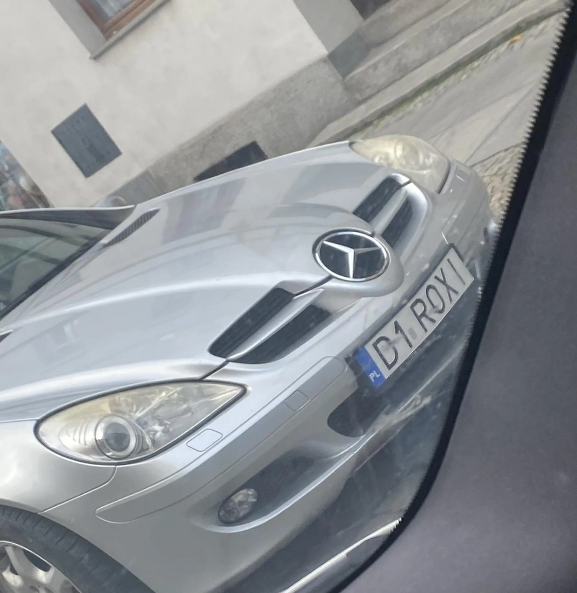 Parkuje przy pasach, narażając przy tym innych kierowców na potrącenie człowieka, ktory wyjdzie zza auta!! Nie pierwszy raz.