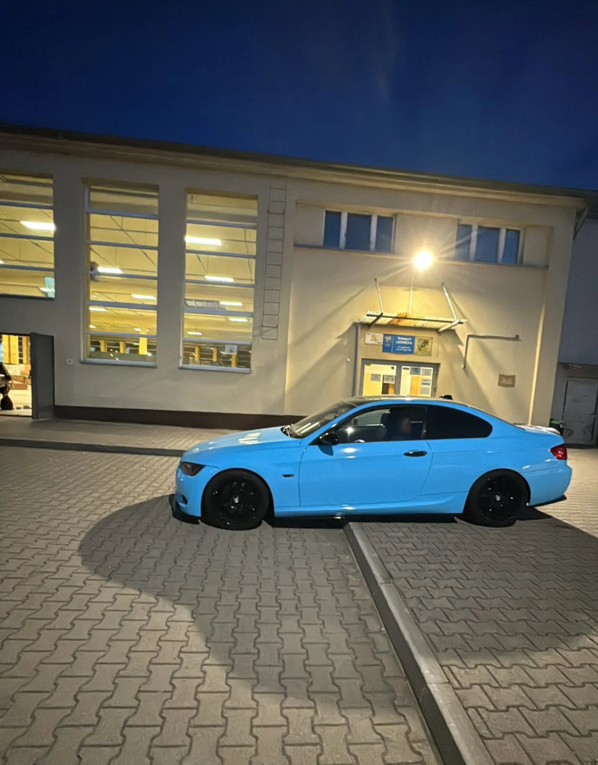 Kierowca zaparkował połową auta na chodniku gdy zwróciłem mu uwagę odpowiedział "jestem wicemistrzem świata i Ch*ja mi możesz ojeb*ć idę katować triple Claire" skandaliczne zachowanie?