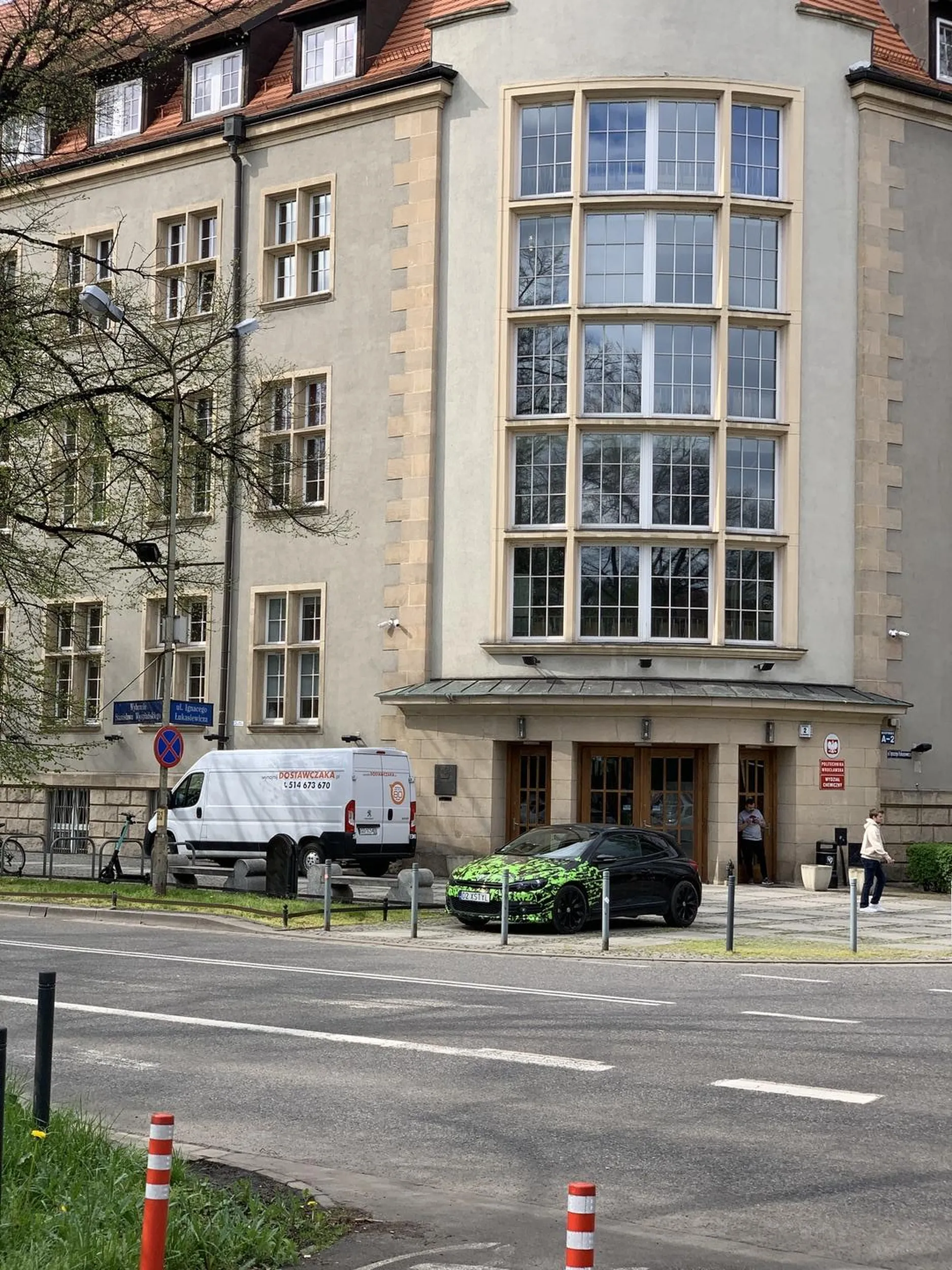 Parkowanie z dala od krawędzi jezdni, jazda wzdłuż po chodniku, wjazd przez przejście dla pieszych. A wokół pełno darmowych miejsc parkingowych.