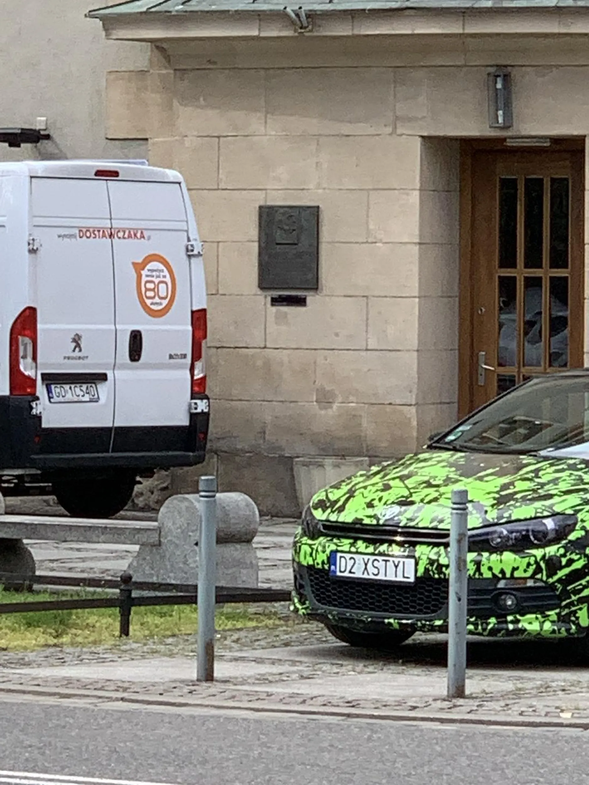 Parkowanie z dala od krawędzi jezdni, jazda wzdłuż po chodniku, wjazd przez przejście dla pieszych. A wokół pełno darmowych miejsc parkingowych.