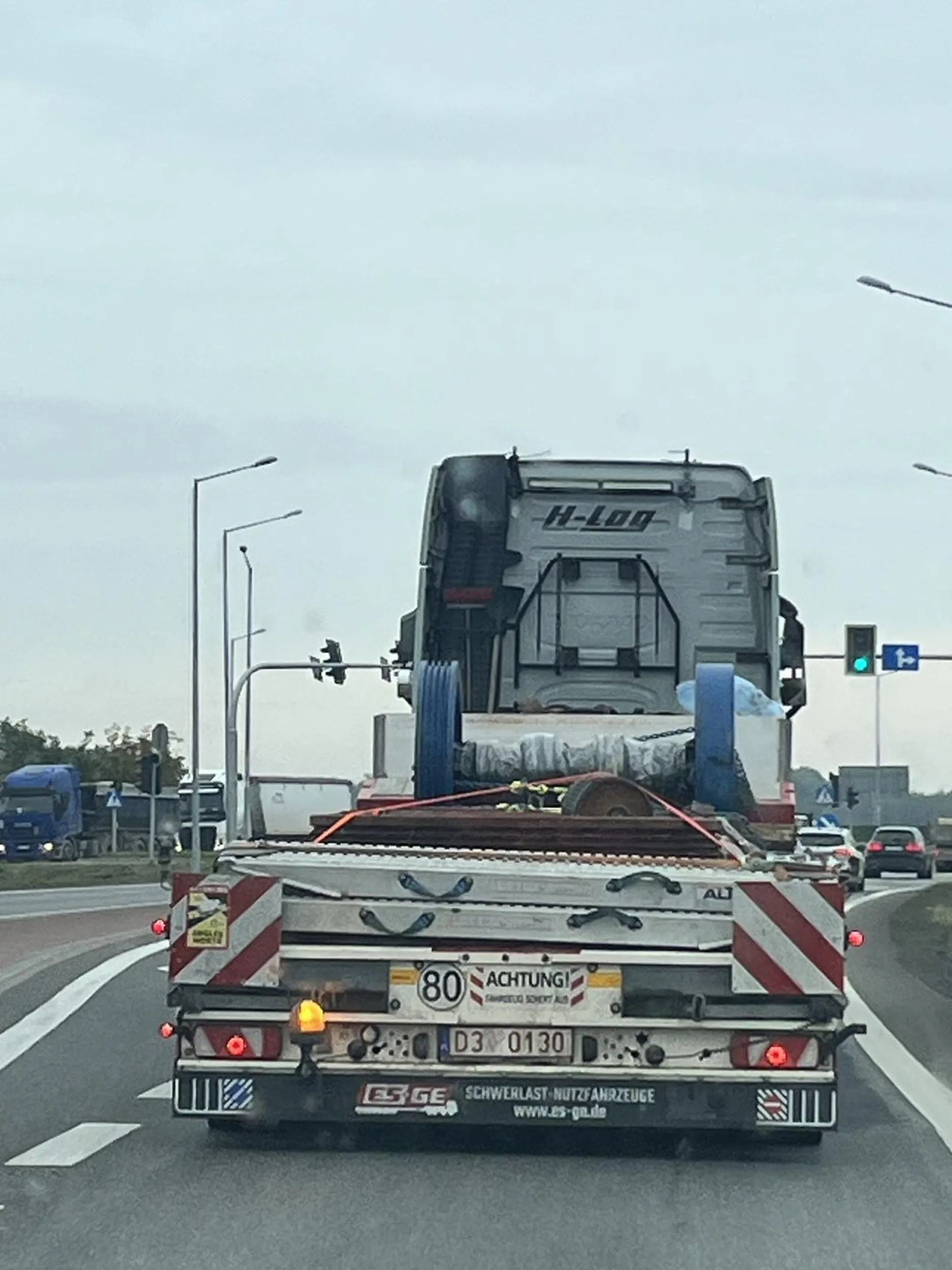 Ziomek co transportem ponadbagabrytowym wyprzedza przepisowo jadące osobówki i jeszcze trąbi