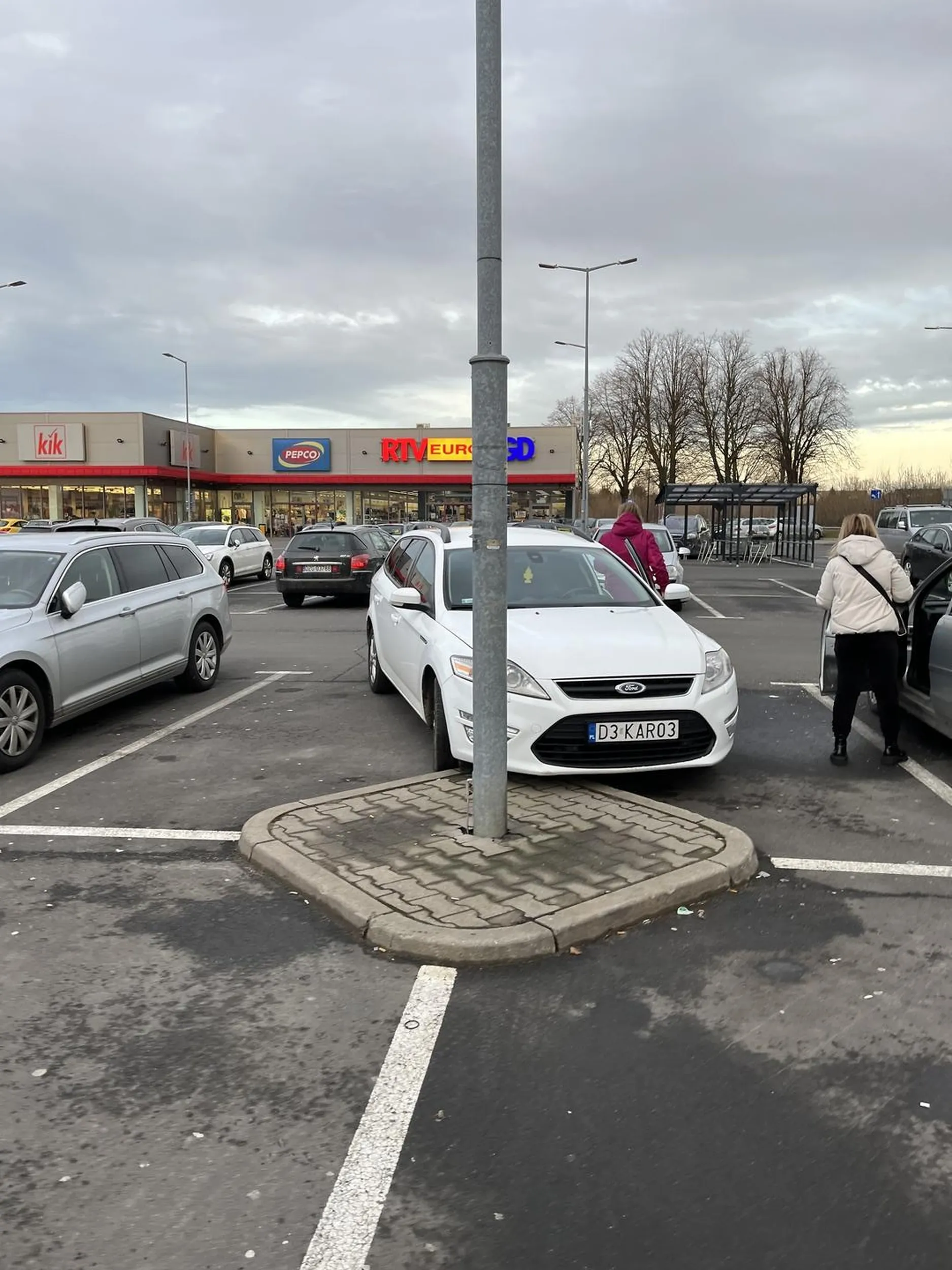 Pani zaparkowała jak szef i poszła na zakupy