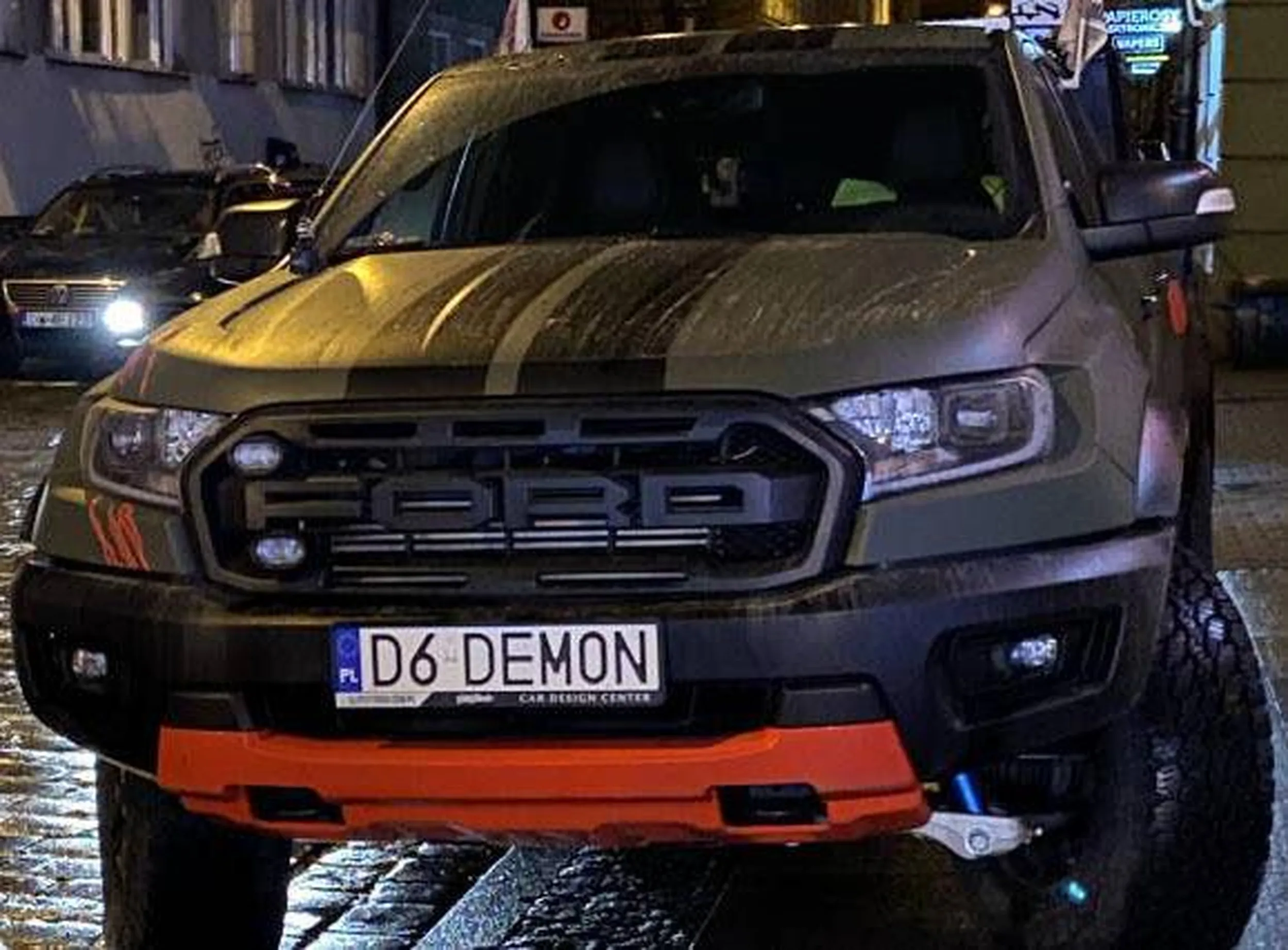 Dłubie w nosie i zjada kozy na światłach