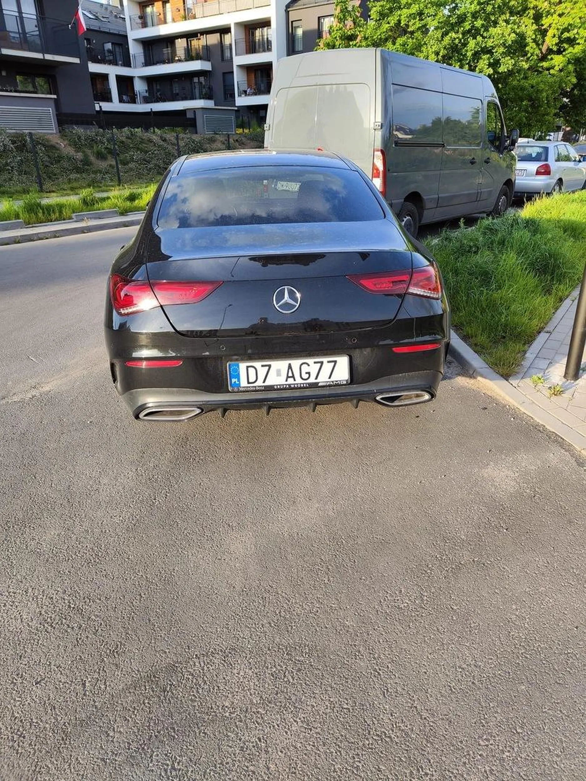 Pani chyba kupiła prawo jazdy na Ukrainie, bo na pewno nie opanowała co mówi Kodeks Ruchu Drogowego nt parkowania. Parkuje na skrzyżowaniu, utrudniając tym samym przejazd innym kierowcom.