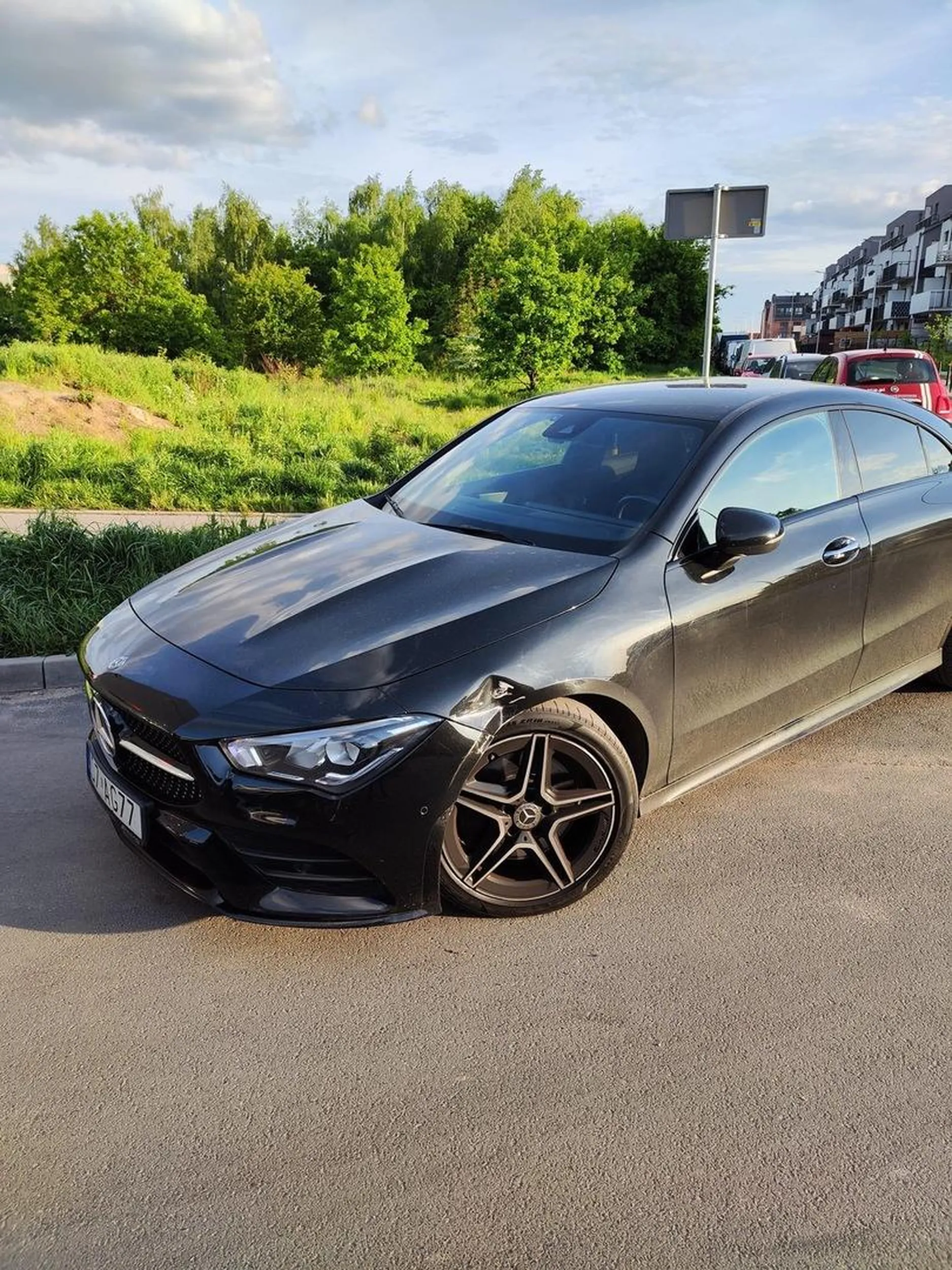 Pani chyba kupiła prawo jazdy na Ukrainie, bo na pewno nie opanowała co mówi Kodeks Ruchu Drogowego nt parkowania. Parkuje na skrzyżowaniu, utrudniając tym samym przejazd innym kierowcom.