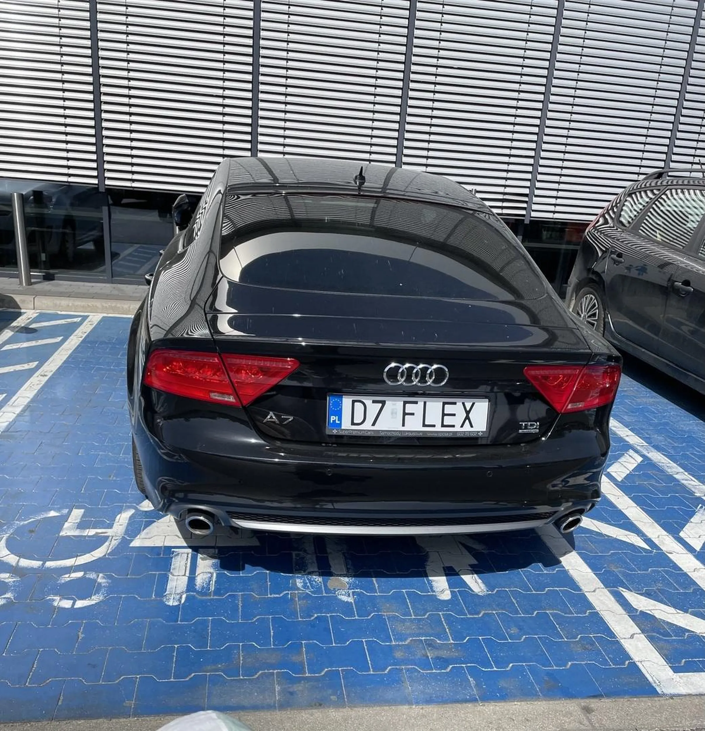 Mężczyzna spalony na pomarańczowy brąz nie dość, że stanął na parkingu sklepu do którego nie wszedł, na miejscu dla rodzin z dziećmi, to jeszcze nawet nie potrafił na tym szerokim miejscu zaparkować.
