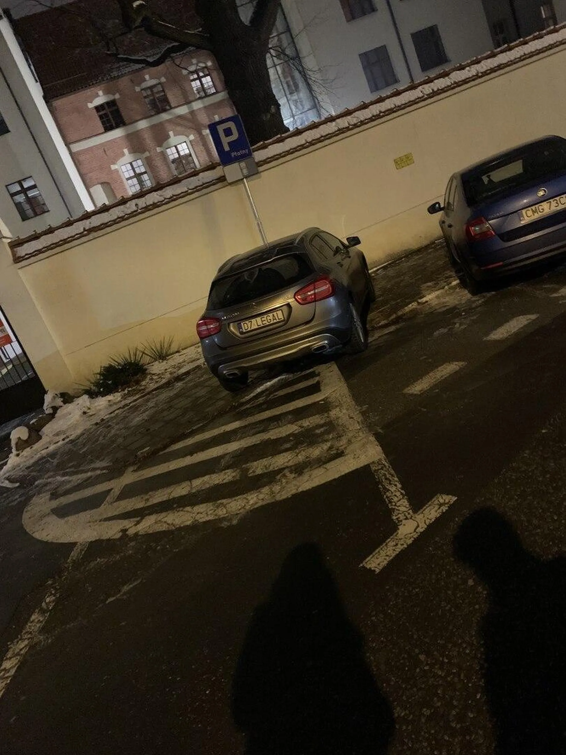 Absolutny pajac, nie dość że stanął pod jakimś losowym kątem na równoległym to jeszcze jednocześnie na: trawniku, wyłączonym z ruchu i całej szerokości chodnika. Następnym razem jak zobaczę tego mistrza w tym wydaniu to od razu leci tel. do psiarni, Nauka parkowania z GTA