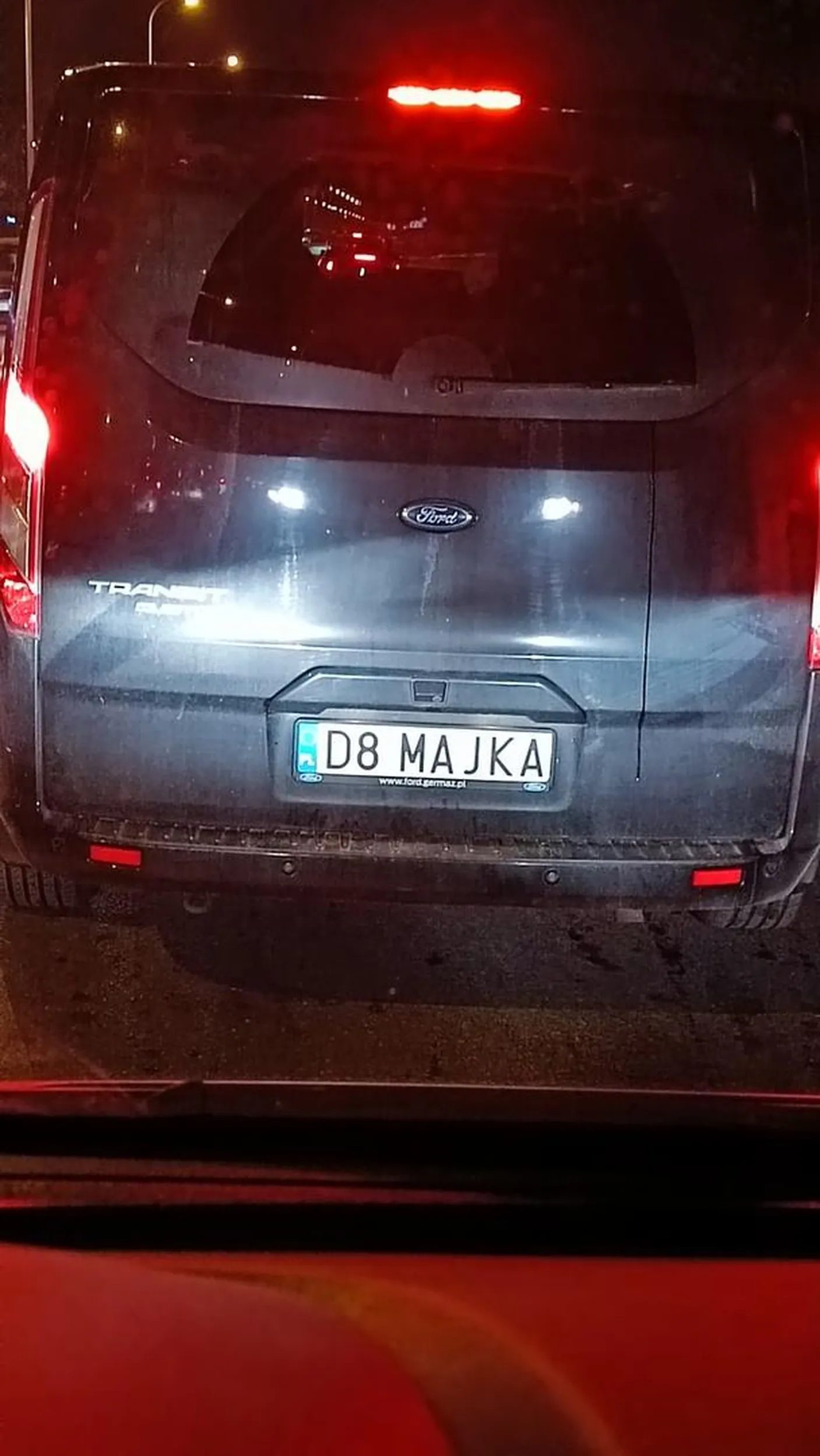 Kawał ch_ja reszta dziada, wąsaty cham, nie wie co to jazda na suwak