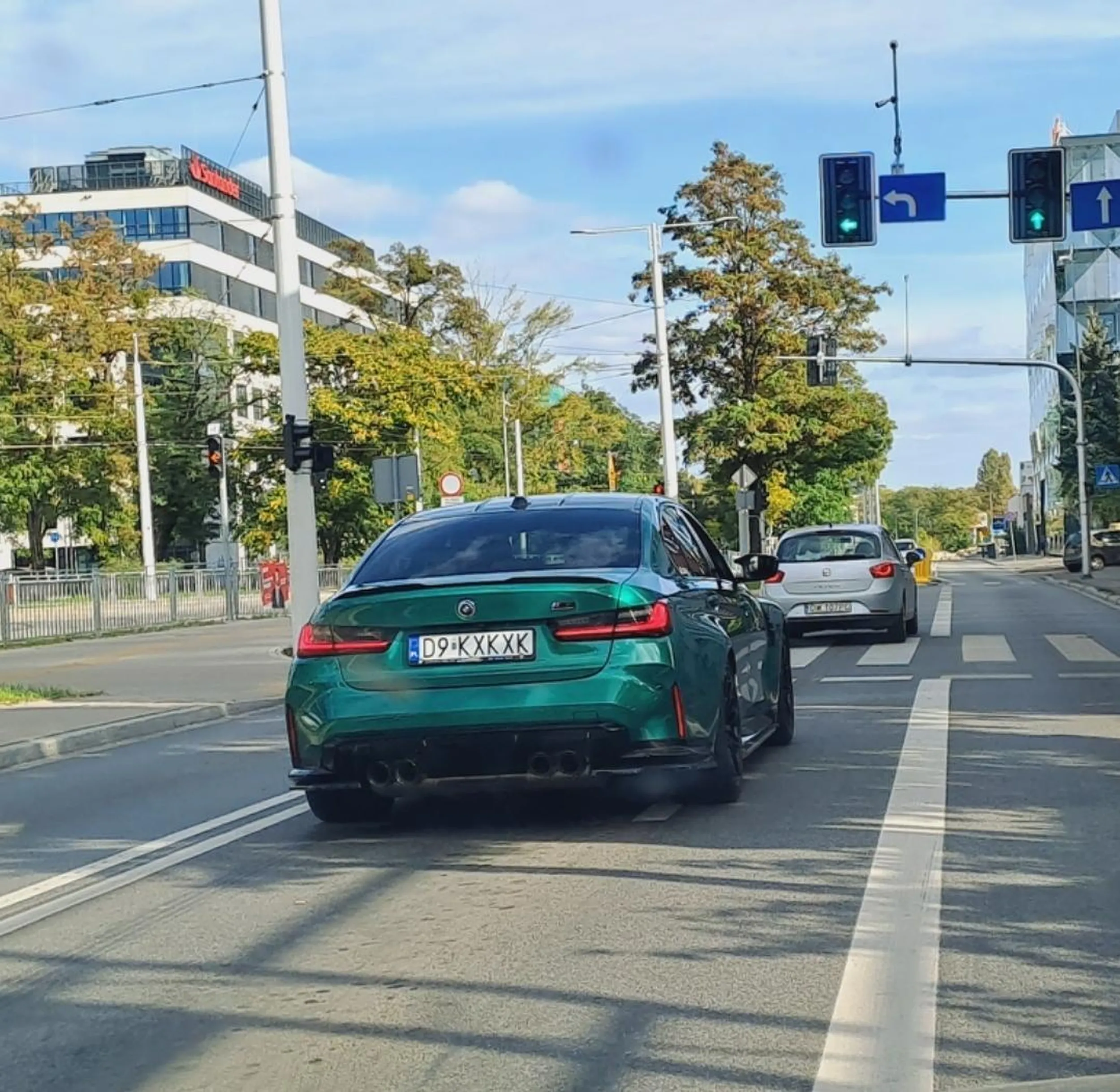Brawurowa jazda po Wrocławiu, suto 30 wrzesnia kolo g. 15oo poruszslo się ulica robotniczą grubo ponad 130km w terenie zabudowany, byłem włączającym się do ruchu z podporzadkowsnej auto było z 300m odemnie przy obowiązującej prędkości walcem by się włączył, zaniechałem manewru bo pojazd pojawił się w pare sekund na mojej wyskowsci, na pełnej piz... do następnych świateł z pod których ruszanie z piskiem i drifftem,  a wszystko po to żeby podjechać na zakupki do pobliskiego lidla