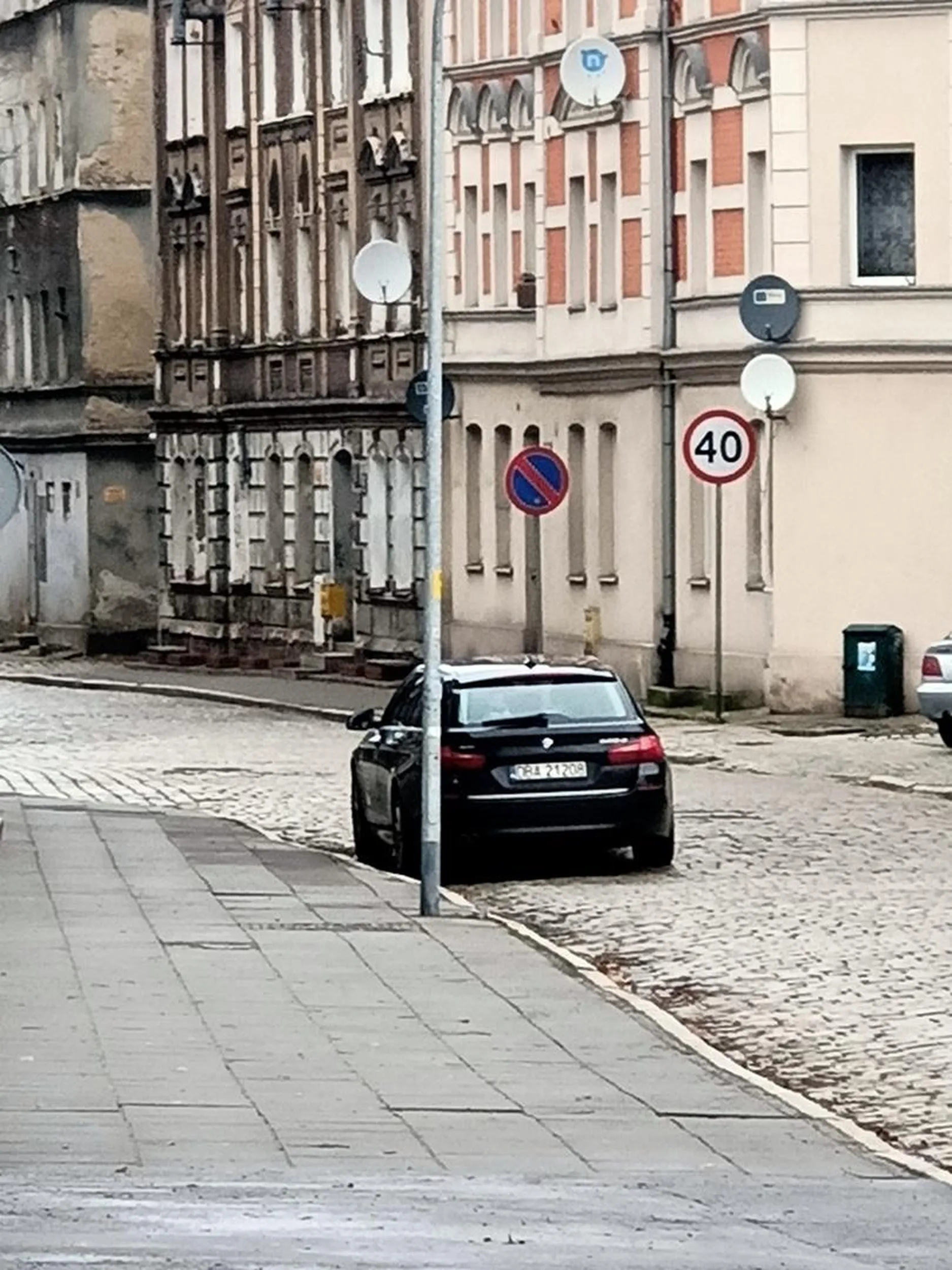 Nie ma jak to stawać na ulicy w dodatku na zakazie