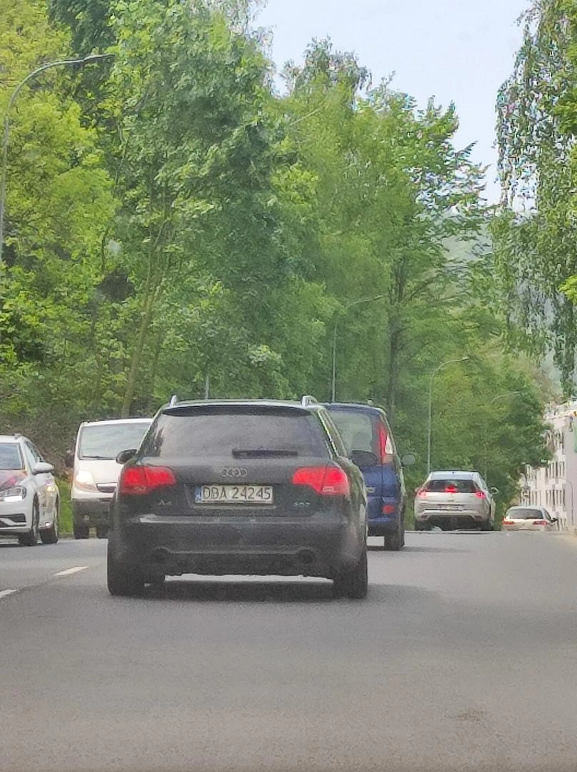 Upośledzony kierowca nie potrafi jeździć. Zagraza bezpieczeństu na drodze. Proponuję ponowny kurs.