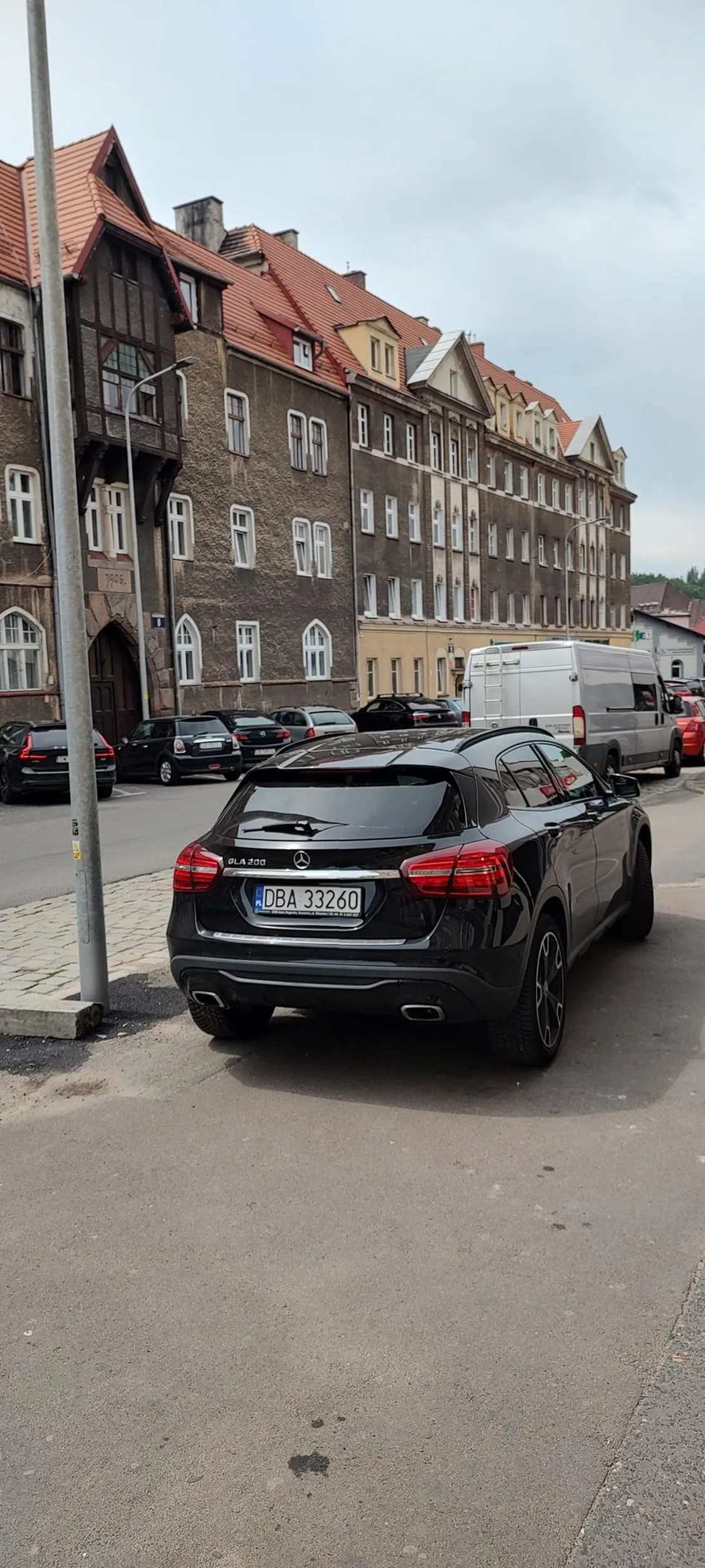Ciężko zaparkować na parkingu i opłacić opłatę najlepiej na chodniku jak krowa