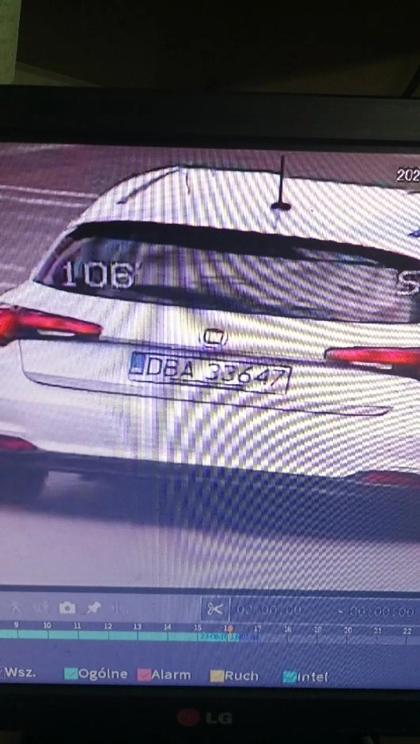 Bardzo agresywny dziadek który uważa że może parkować na chodniku obok wolnego miejsca na parkingu. A jak zwrucilo mu się uwagę to wyzywa od najgorszych.