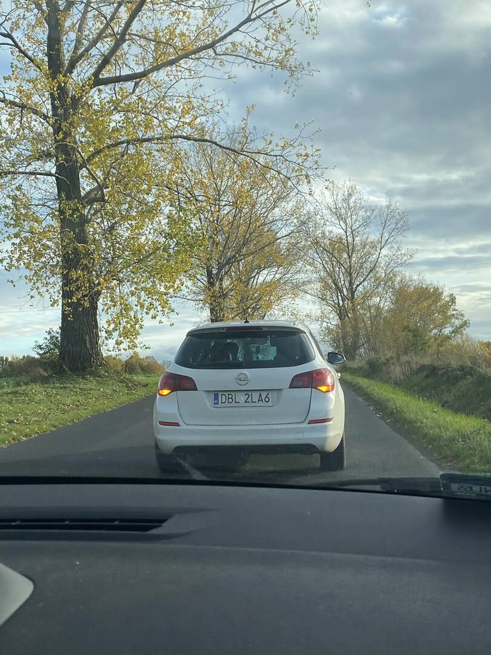 Zajeżdża drogę wysiada grozi oskarża o niestworzone rzeczy a później hamuje przed maską i nie pozwala wyprzedzić jadąc na awaryjnych cała droga.