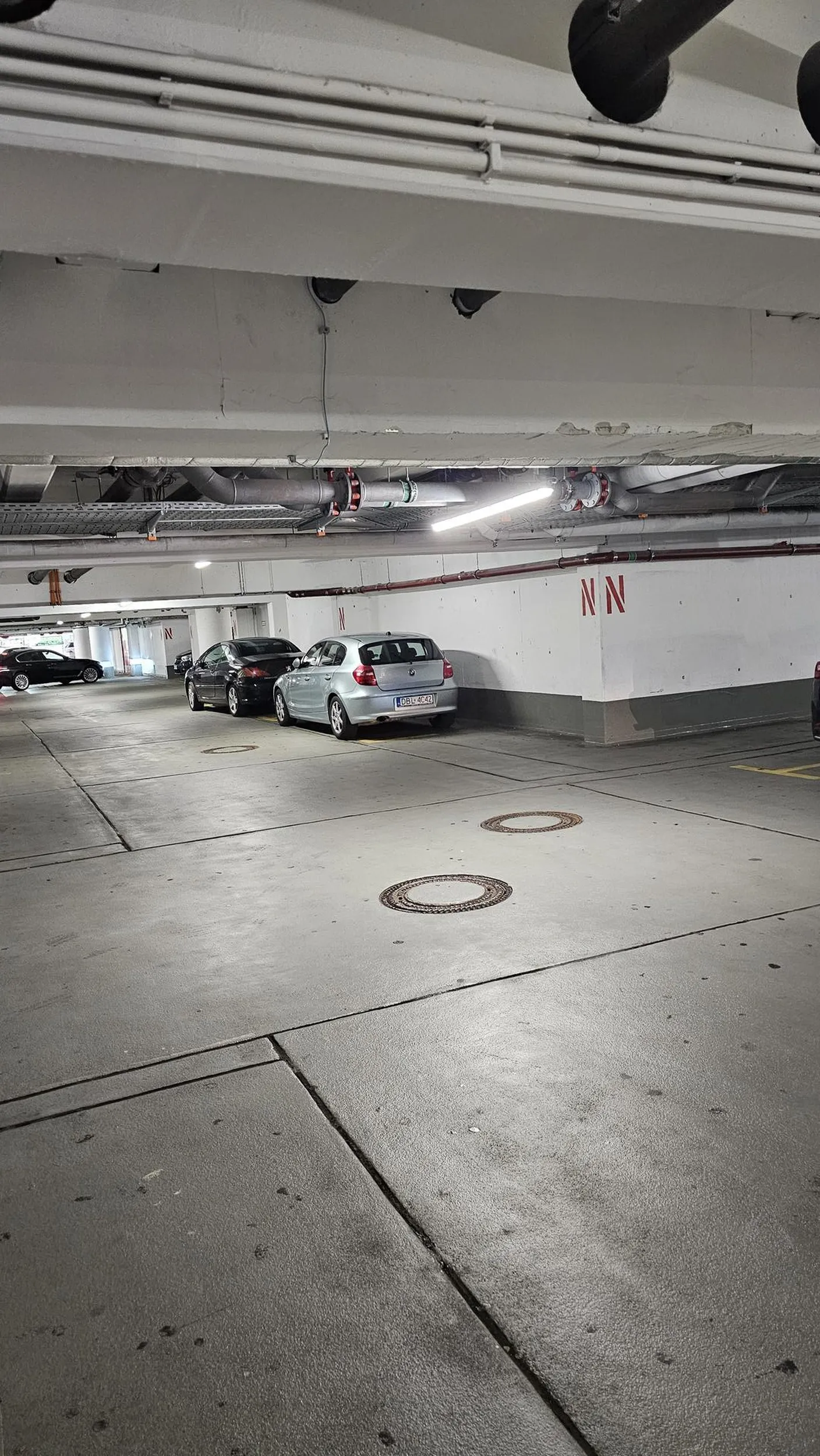 Pozdrawiam kierowcę tej gabloty. Pewnie ma tubę w bagażniku. Gdy puszczał "Dzi*ki Dragi Lasery" z swoim czarnym kolegą to cała klapa wibrowała. Pewnie organizuje imprezy na działkach z takim systemem Car Audio ?