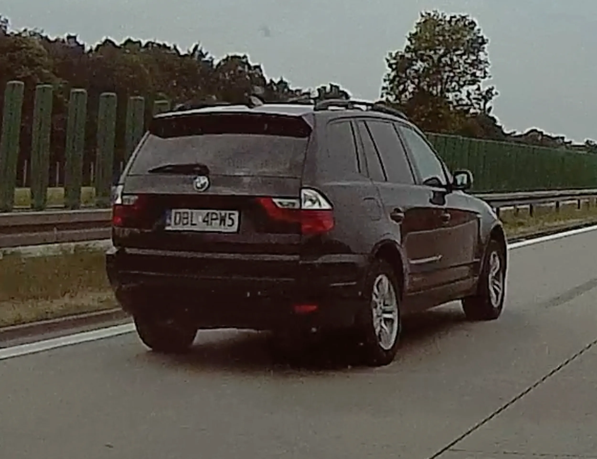 Zero wyobraźni, na autostradzie siedzi na zderzaku i ryzykuje poważny wypadek. Fistaszek zamiast mózgu.