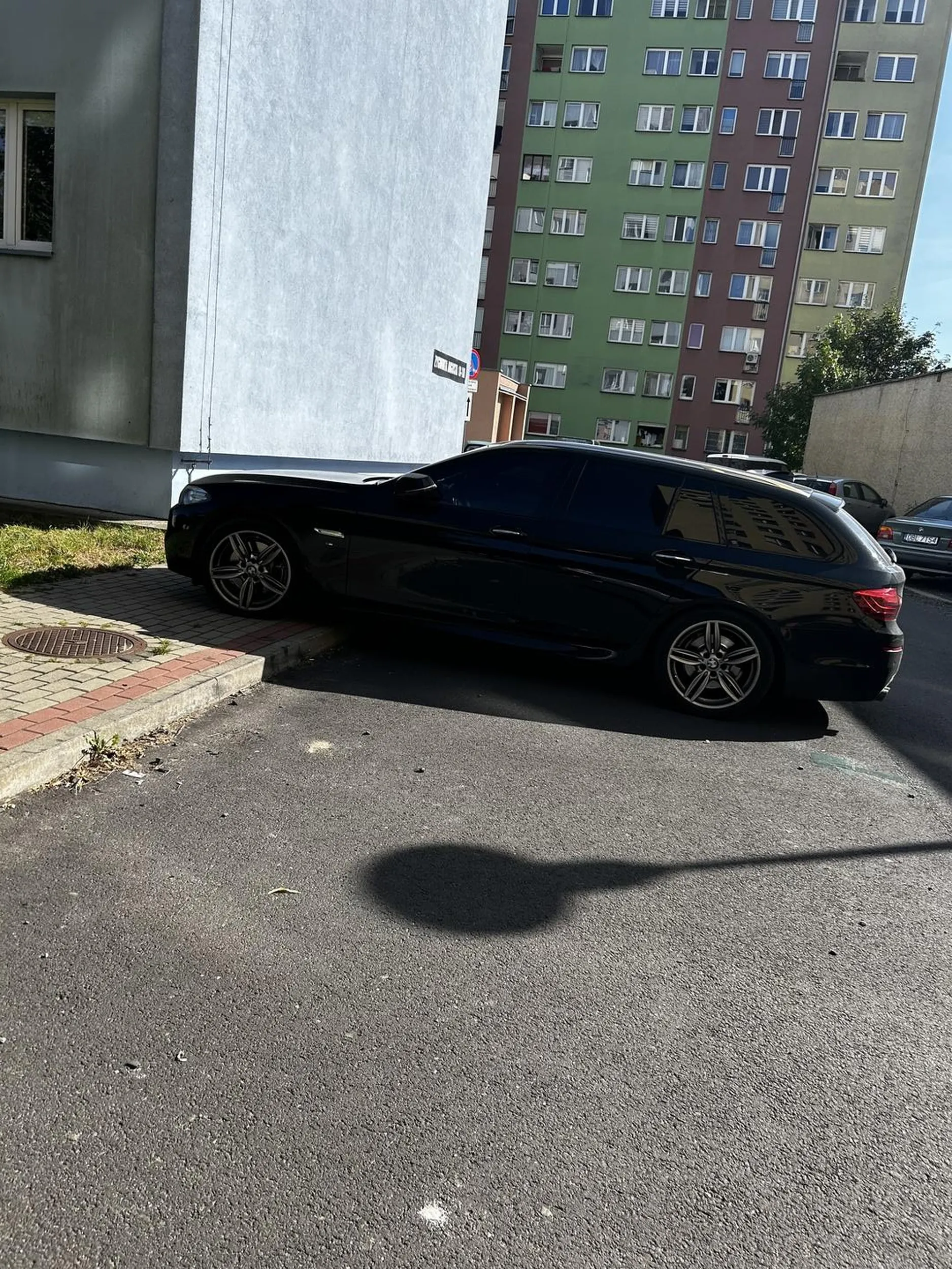 Naucz się parkować kurqa żeby matka z wózkiem albo osoba na wózku miała problem przejść po chodniku zastanów się następnym razem k***