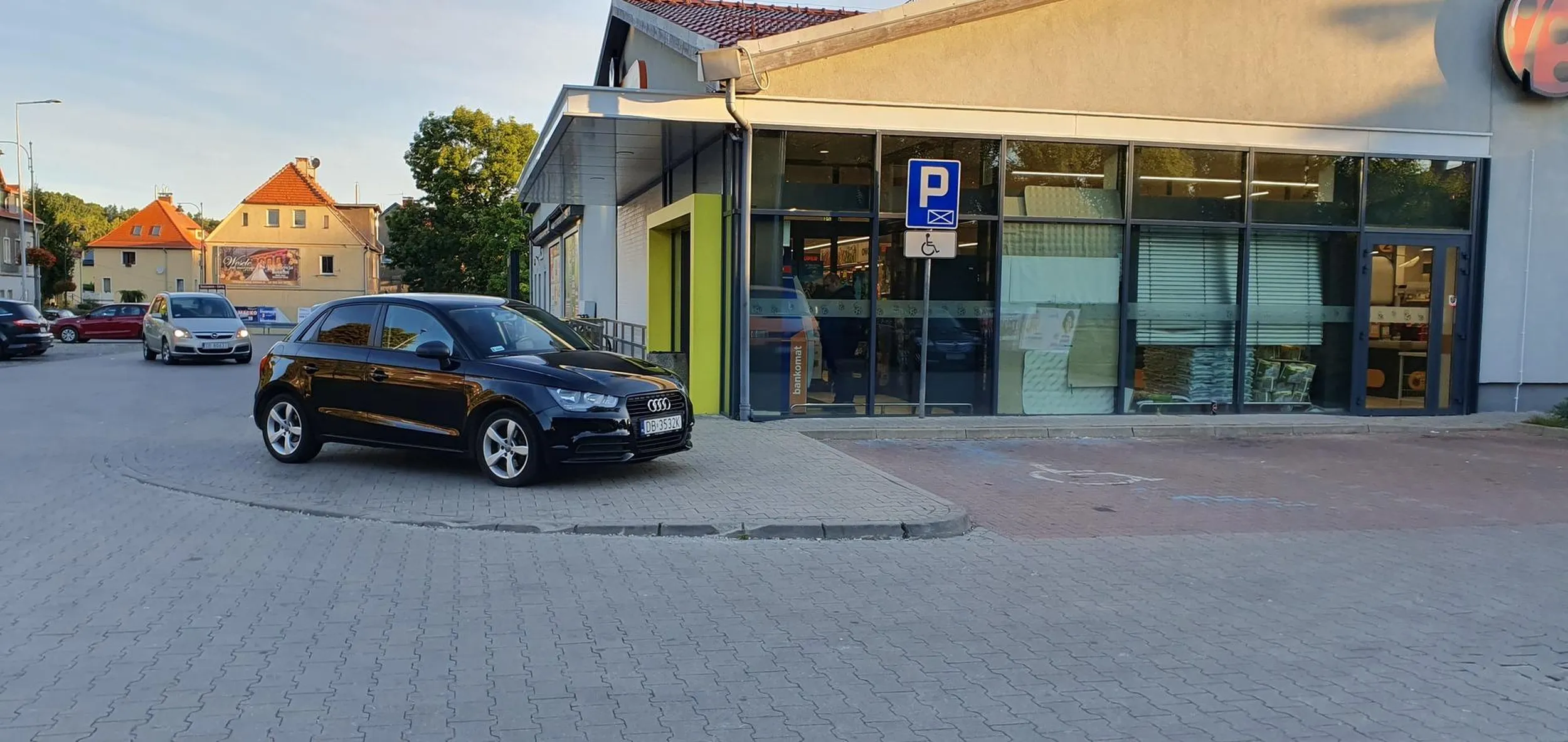 jakby mógł wjechałby do sklepu