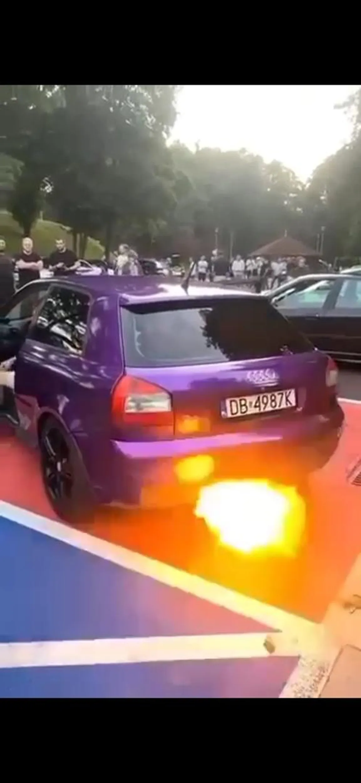 Jak nie ściszysz tego auta zgłoszę sprawę na policję ! Mało tego strzela ci to jak popcorn w mikrofalówce.