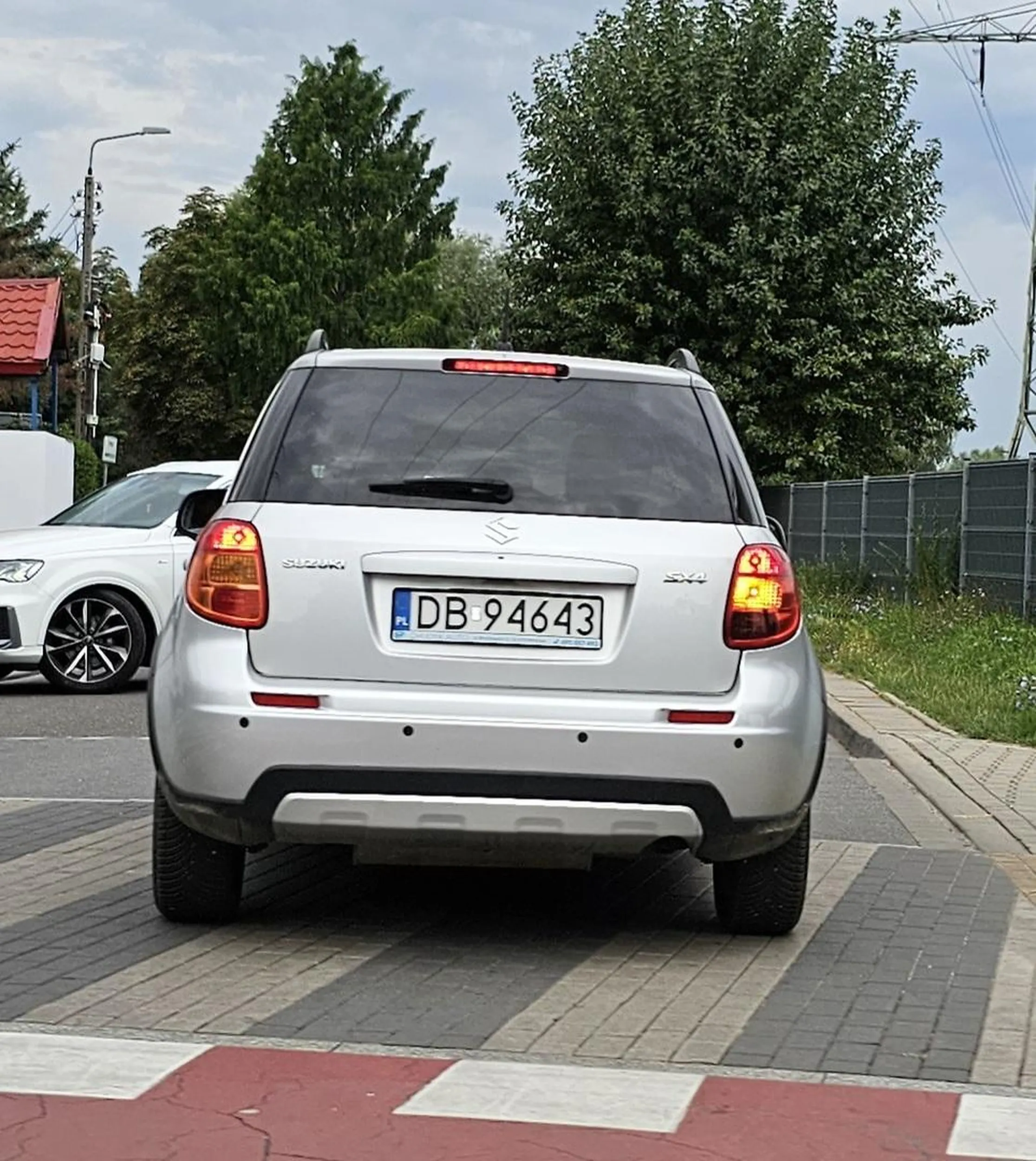 Wyrzuca kiepy przez okno wielce Kobieta ..