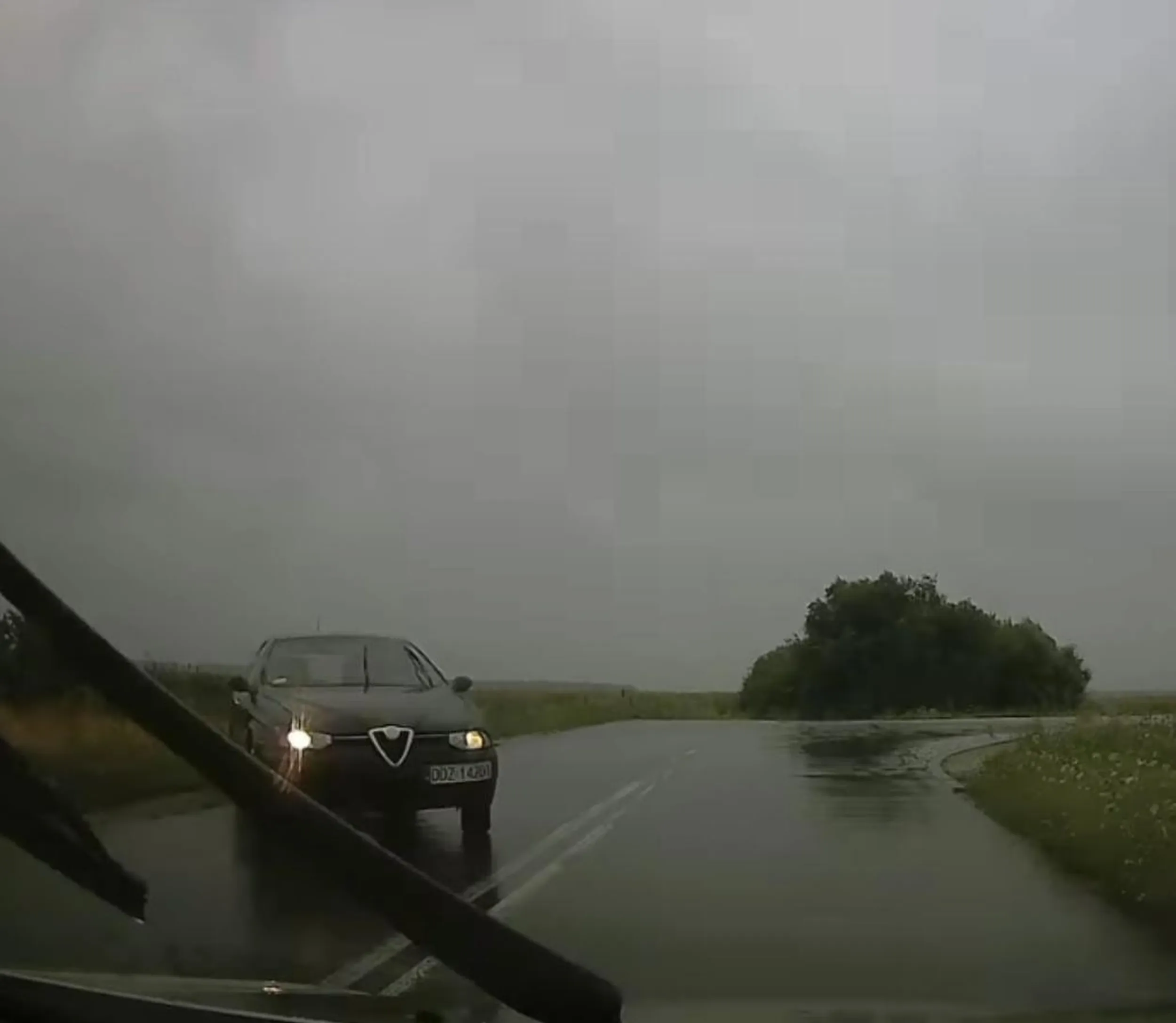 Kretyn stwarza zagrozenie na zakręcie nie dostosowujac prędkości do warunków