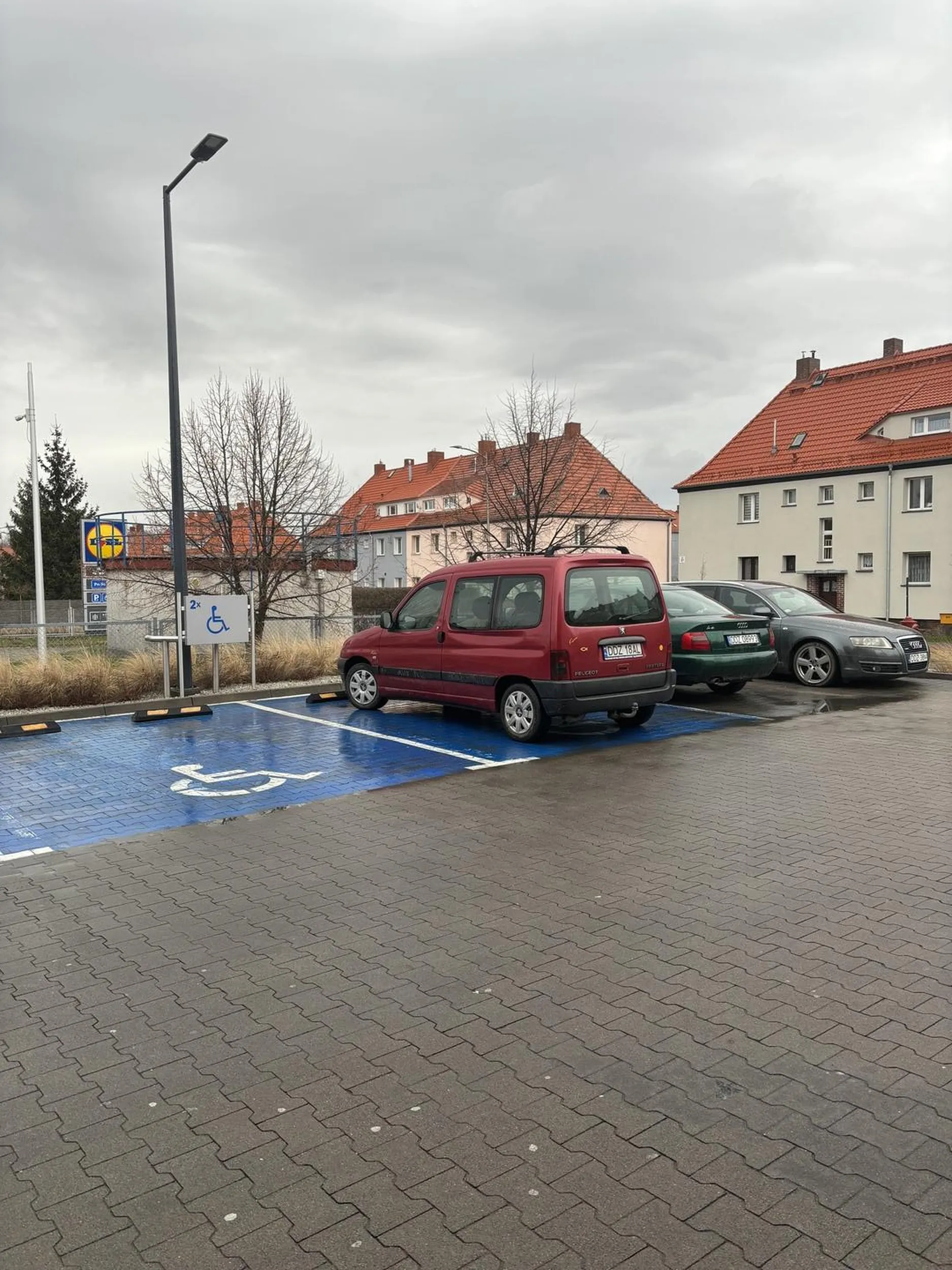 Stary dziad ktoremu się spieszy bo biedny nie zdąży na niepełnosprawnych stanąć i trąbi na innych kierowców bez powodu. Nie staje ci, ze musisz sie dowartosciowac?