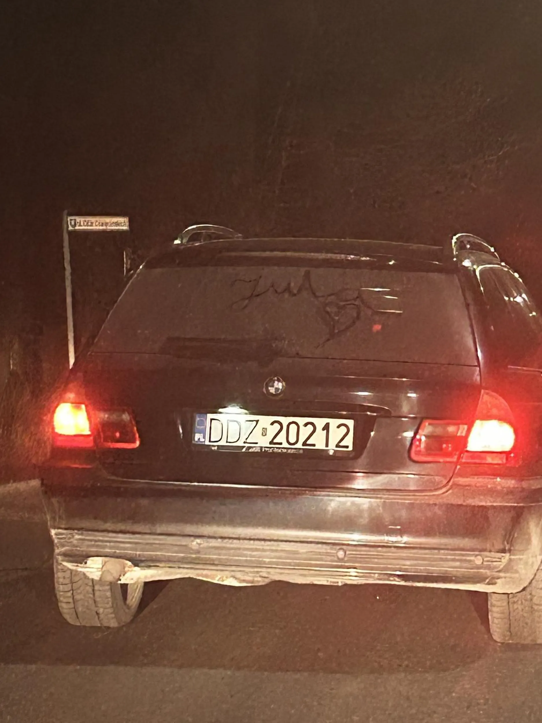 Patologia jeżdżąca bmką, najeżdża na dupe, wyprzedza, staje na środku drogi, kto w ogóle dał prawo jazdy.