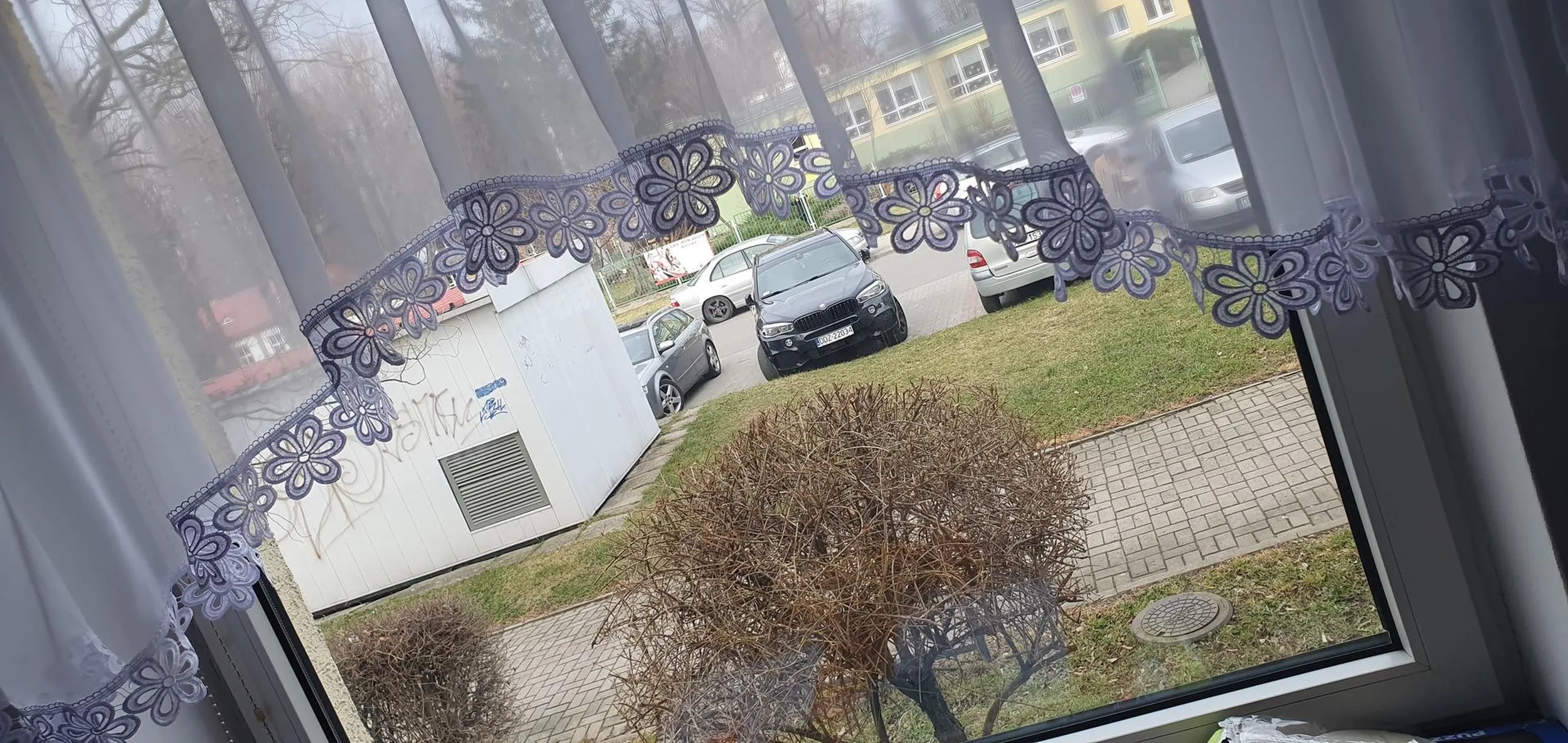 Patentowany melepeta, nie potrafi prosto zaparkować samochodu i na dokładkę zajmuje 2 miejsca na parkingu głównie dla mieszkańców osiedla.