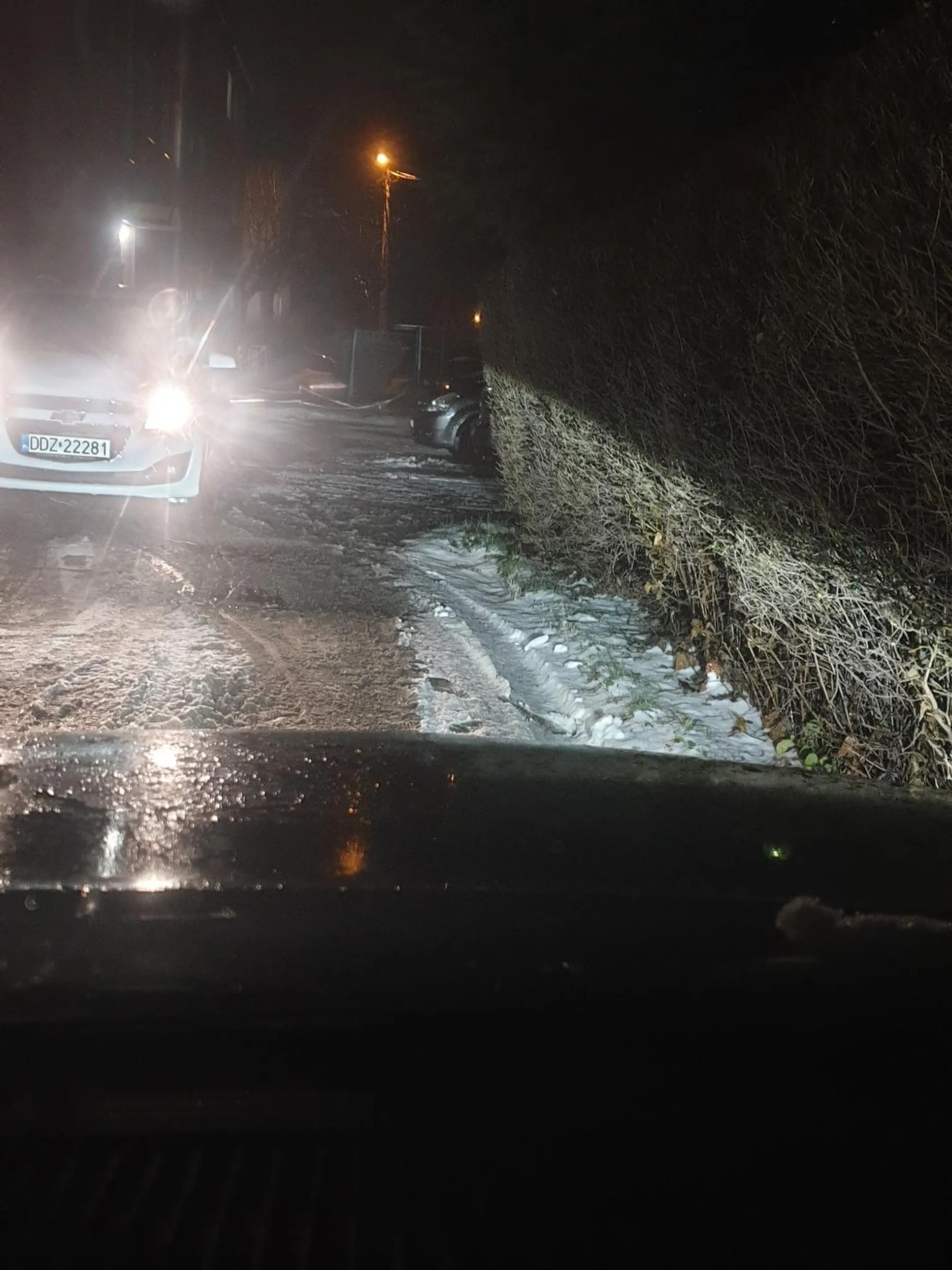 Głupie stare babsko, zastawi Ci droge wyjazdu i będzie się drzeć że nie wypuści bo to teren osiedla, skoro wjechałam to chyba logiczne że musze wyjechać żeby ten terenopuścić.