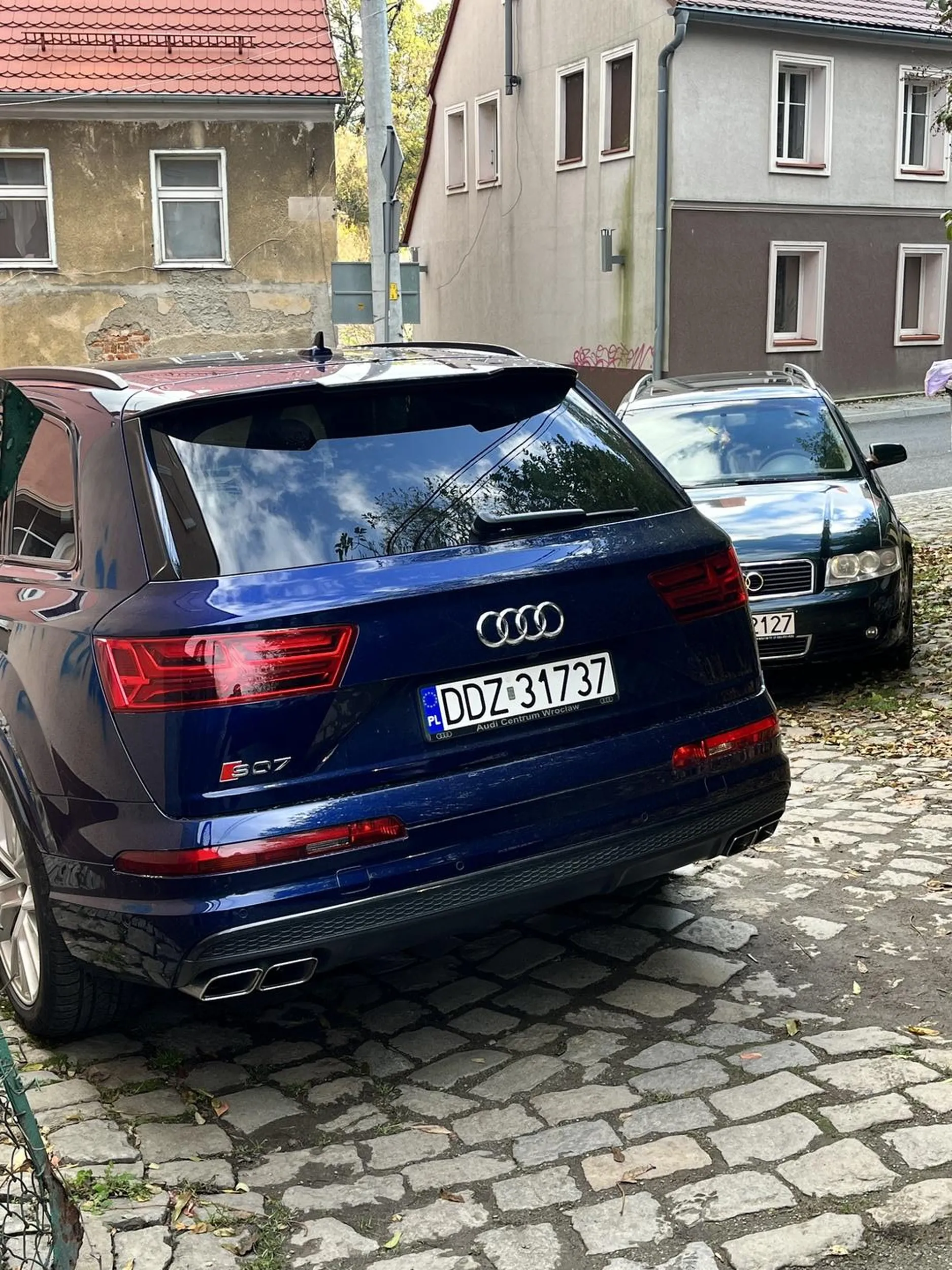 Zastawił wyjazd z drogi prowadzącej do posesji. Po 30 minutach trąbienia przyszedł i stwierdził że nie miał gdzie stanąć więc stanął właśnie tu.