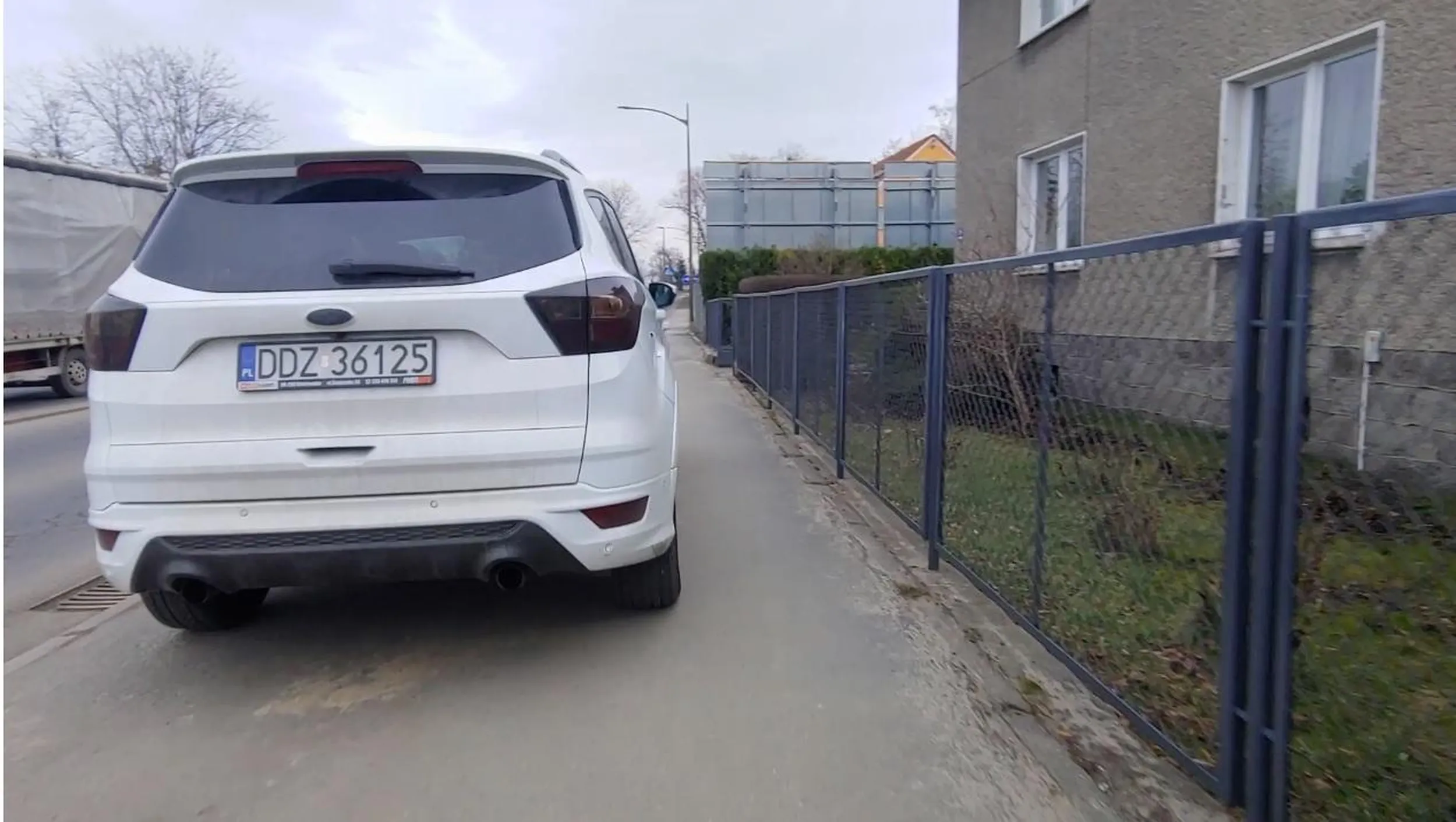 Burak w suvie nie umie parkować. Mniej niż 0,5 metra na chodniku. Przeciskać się trzeba, bo nie kierowca nie myśli o innych użytkownikach tylko o sobie.