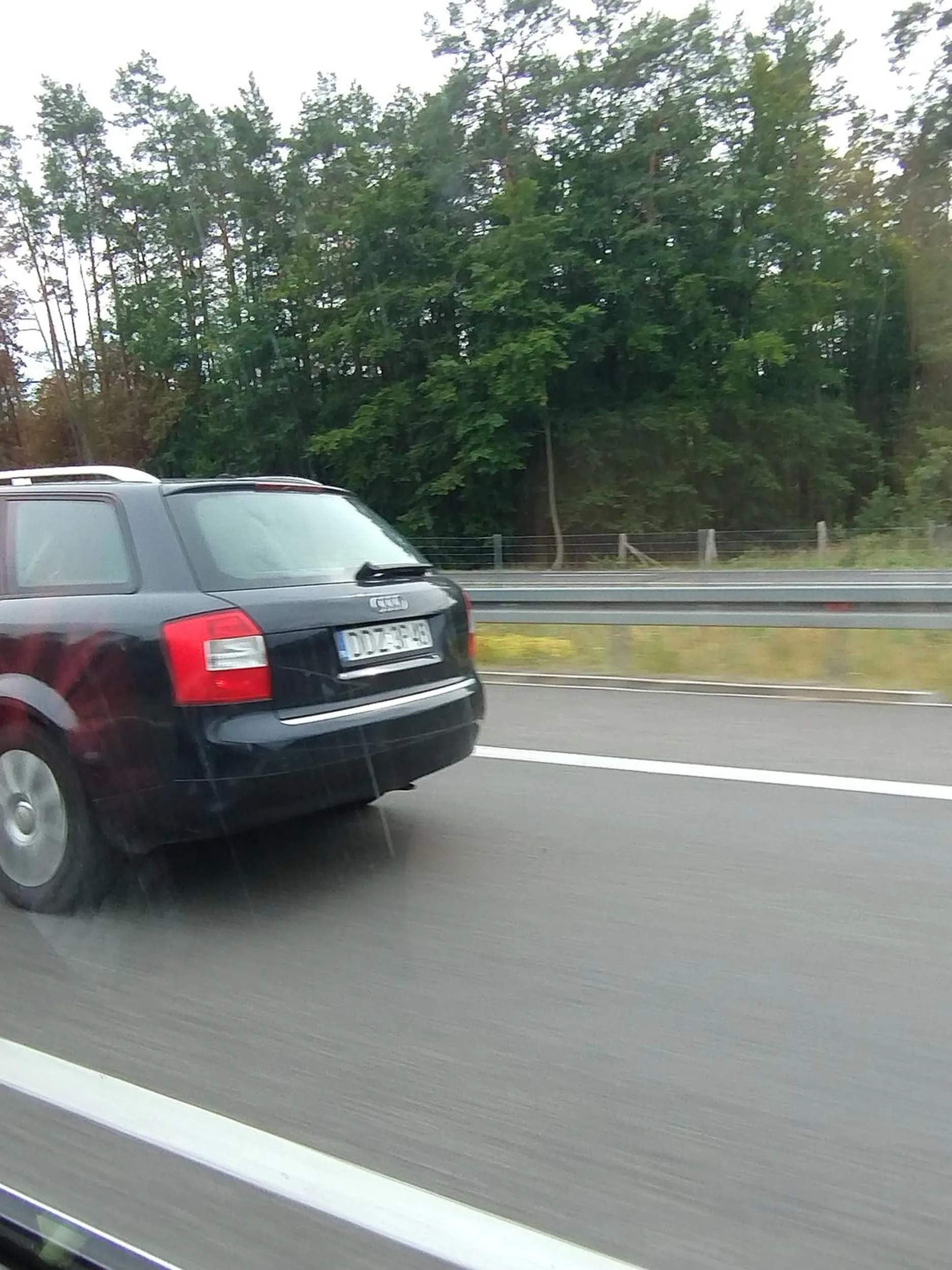 zjeb jak ich mało jedzie i q pewnym momencie hamuje bez powodu widać że prawko kupione nie pozdrawiam