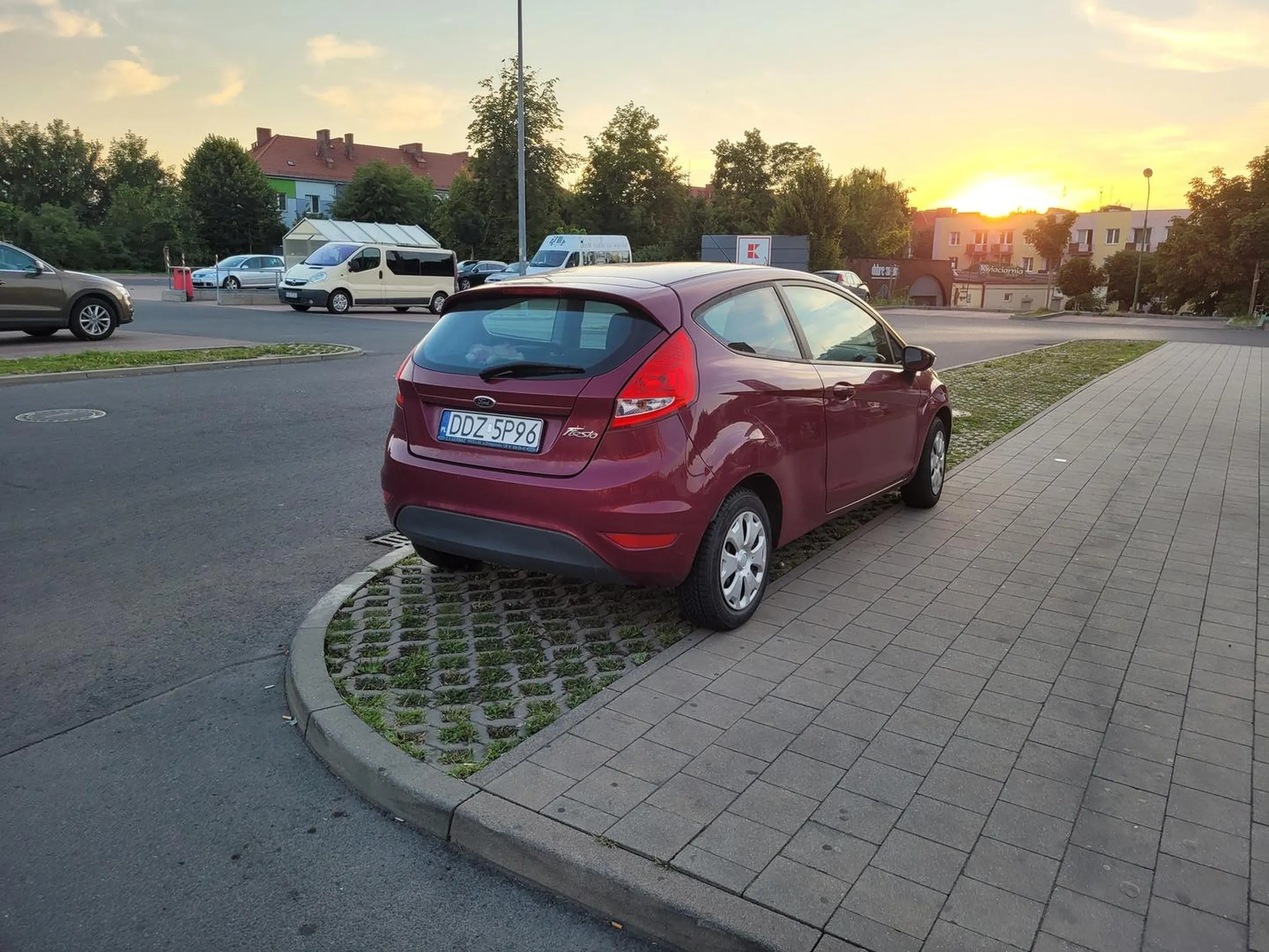 Ciężko to skomentować, ale cały parking wolny w tle nawet widać wolne miejsca a kierowca parkuje w taki sposób że ogranicza widoczność na skrzyżowaniu pod marketem.
