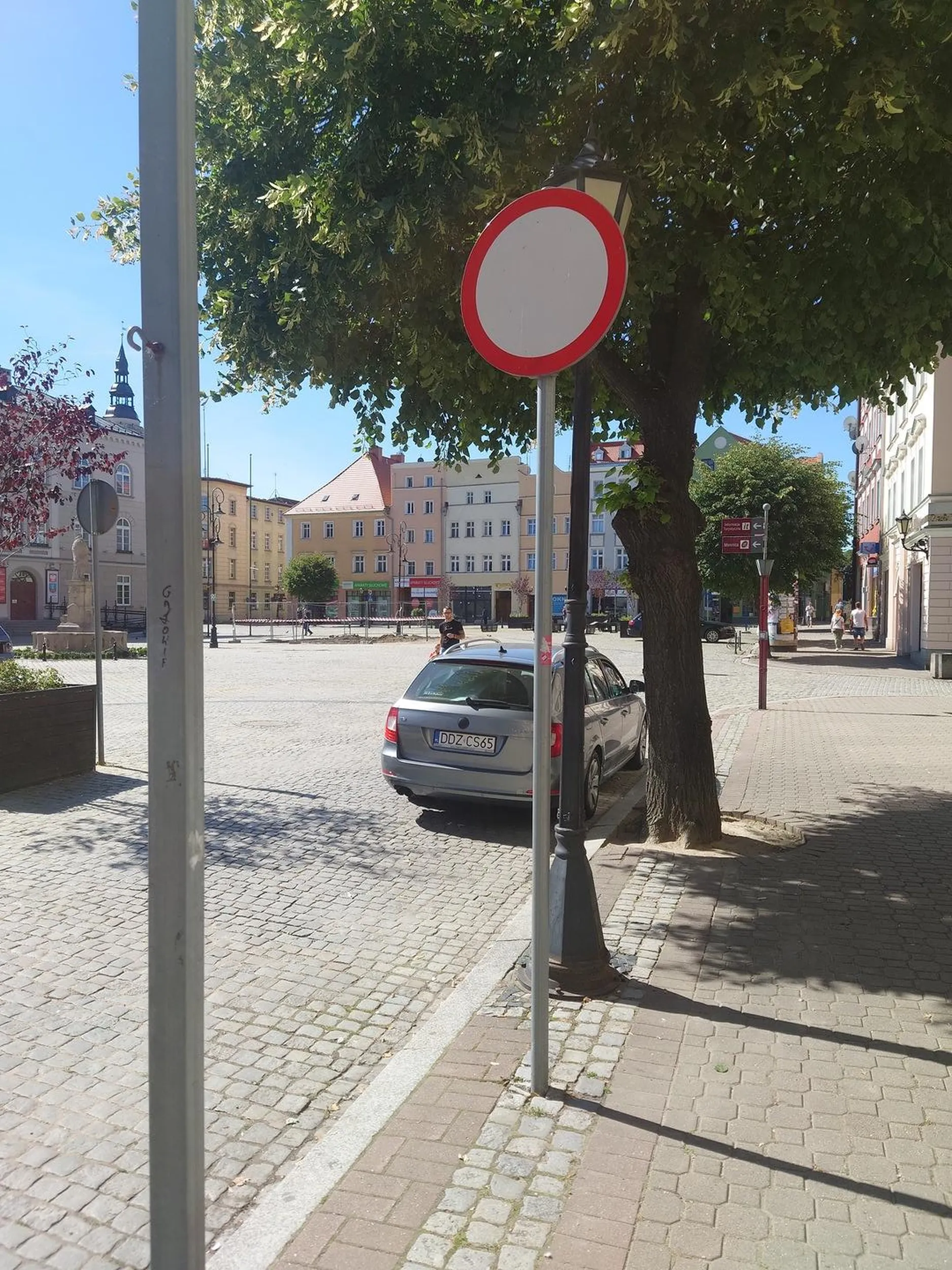 Kierowca tego samochodu musi nie znać przepisów, gdyż zaparkował na rynku, po przejechaniu znaku zakaz ruchu