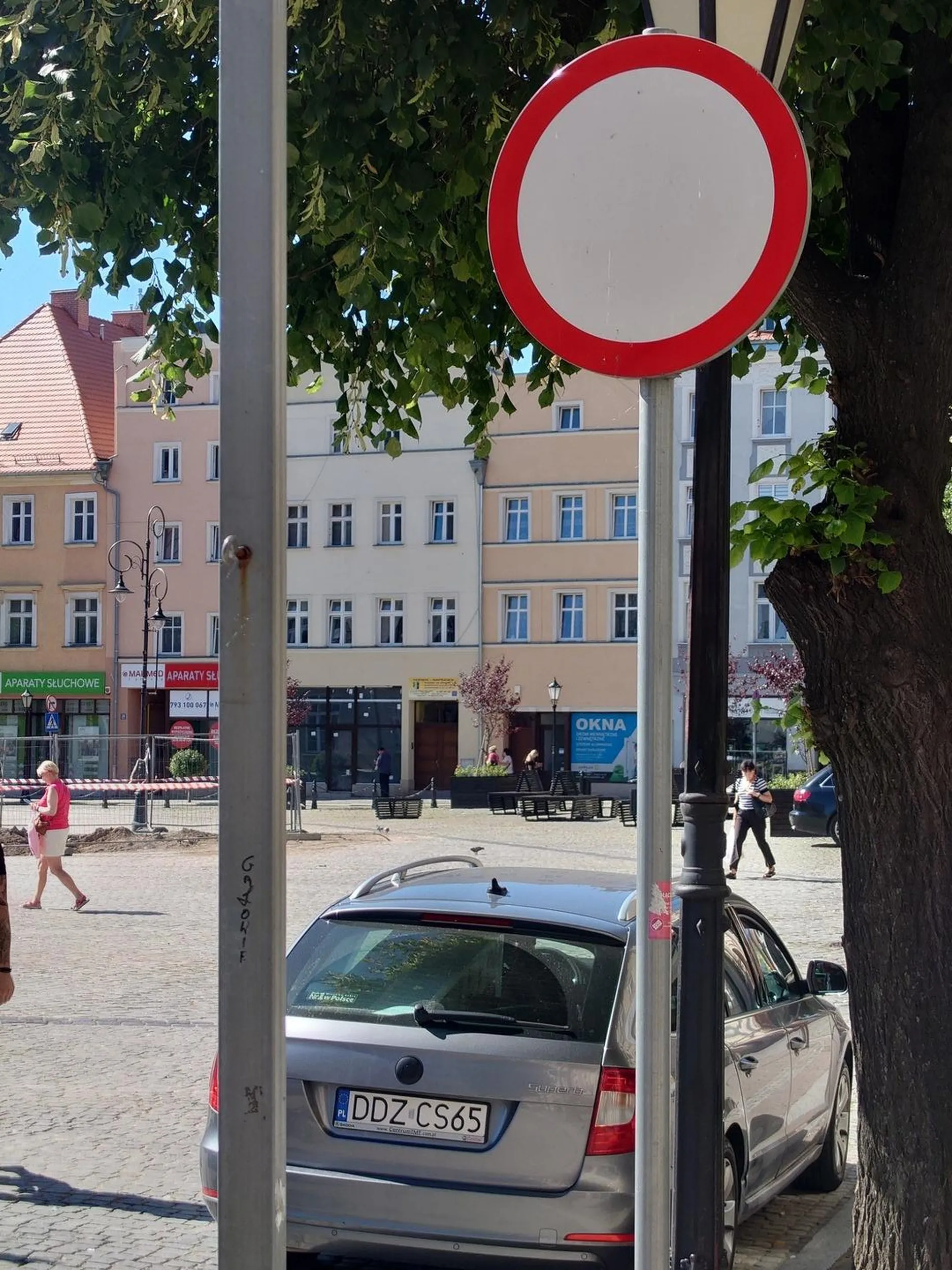 Kierowca tego samochodu musi nie znać przepisów, gdyż zaparkował na rynku, po przejechaniu znaku zakaz ruchu