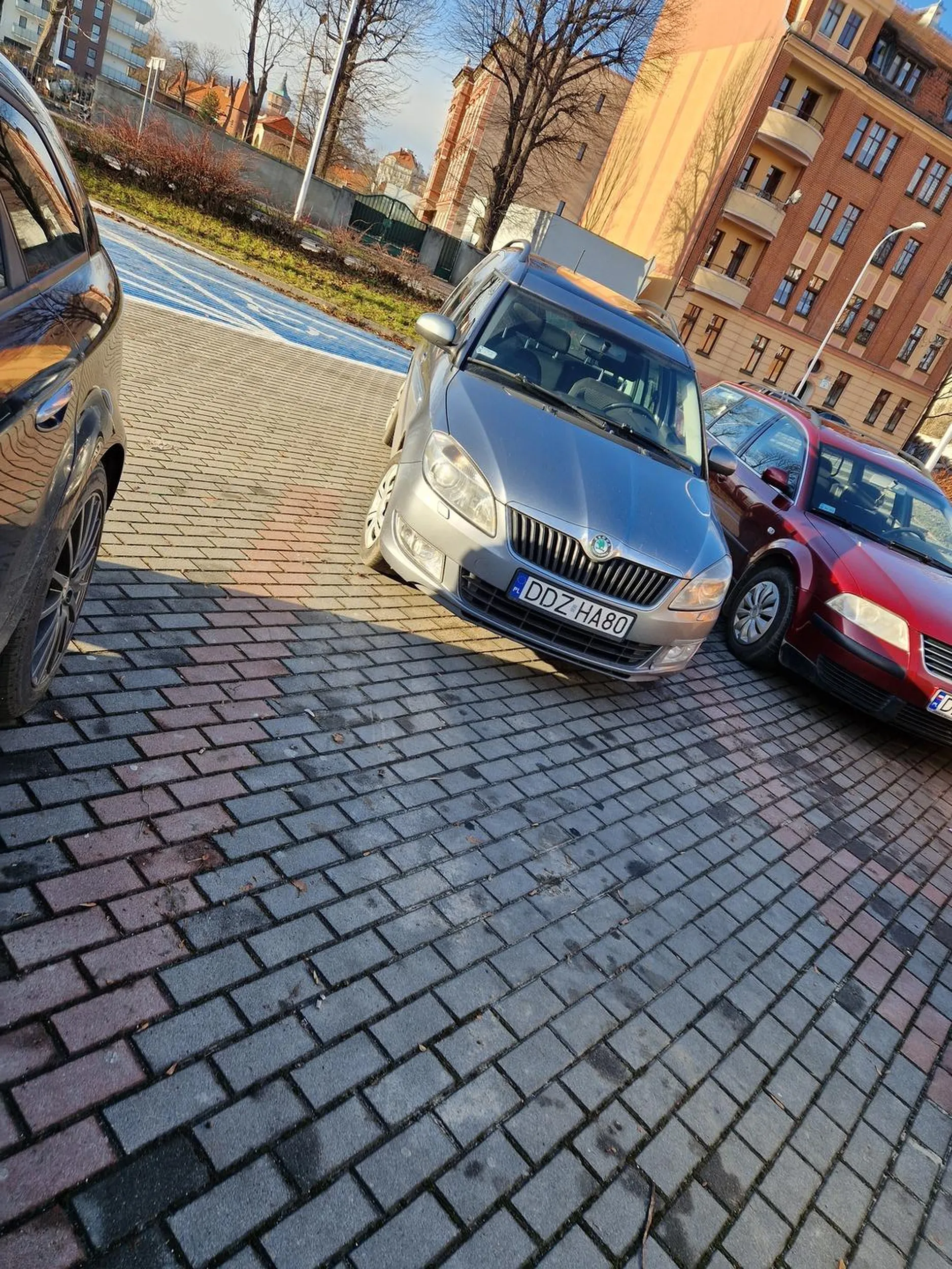 Nie umie wykonać prawidłowo najprostszego parkowania. Połowa auta wystaje z miejsca parkingowego utrudniajac przejazd innych aut
