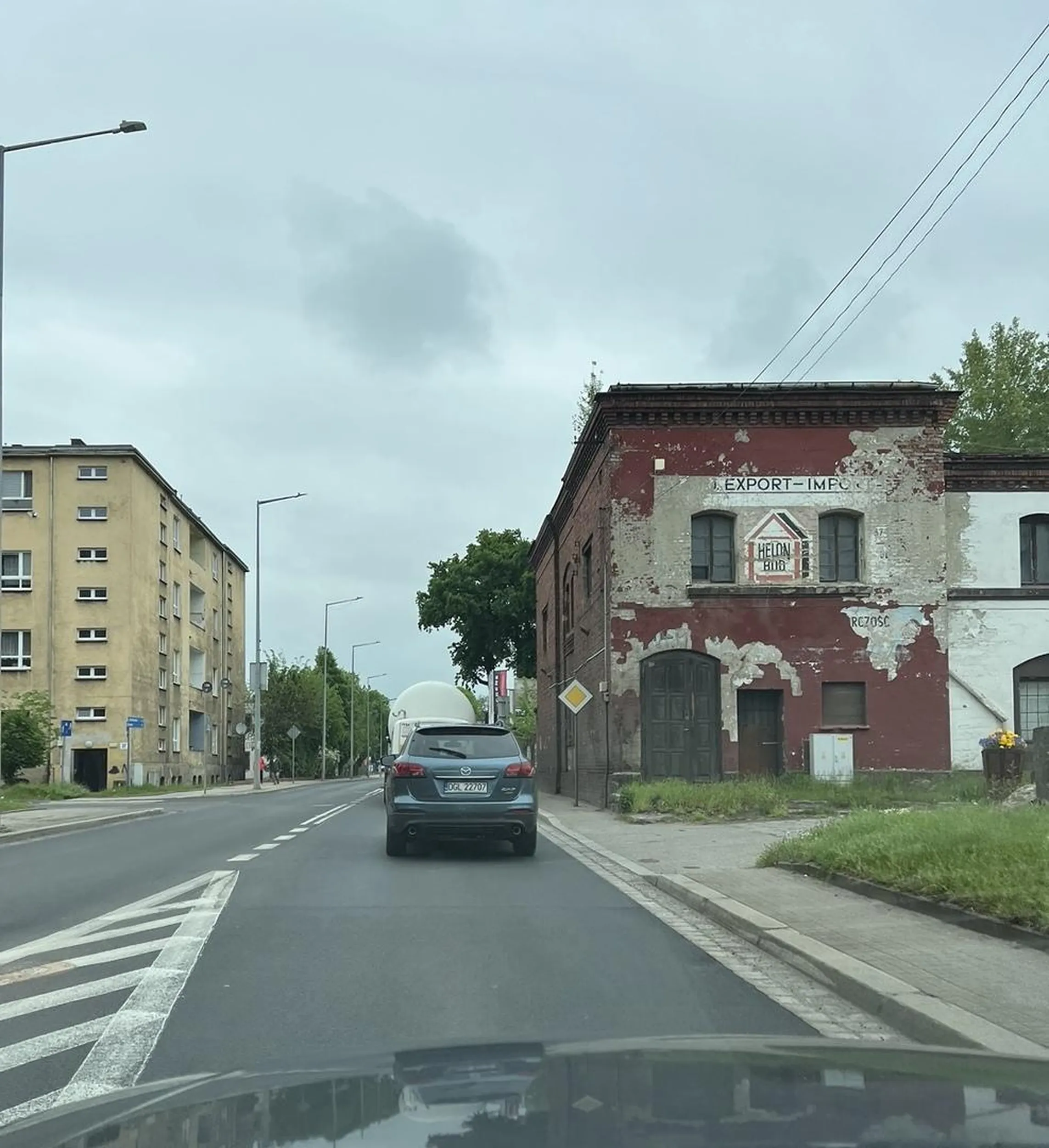 Jedzie na chama pasem na skręt po czym wciska się na zakorkowany pas wprost przed zderzak kiedy podjeżdżasz i próbuje zepchnąć na pas przeciwny, zeby go wpuścić. Masz więcej szczęścia niż rozumu. Buc i pomyleniec.