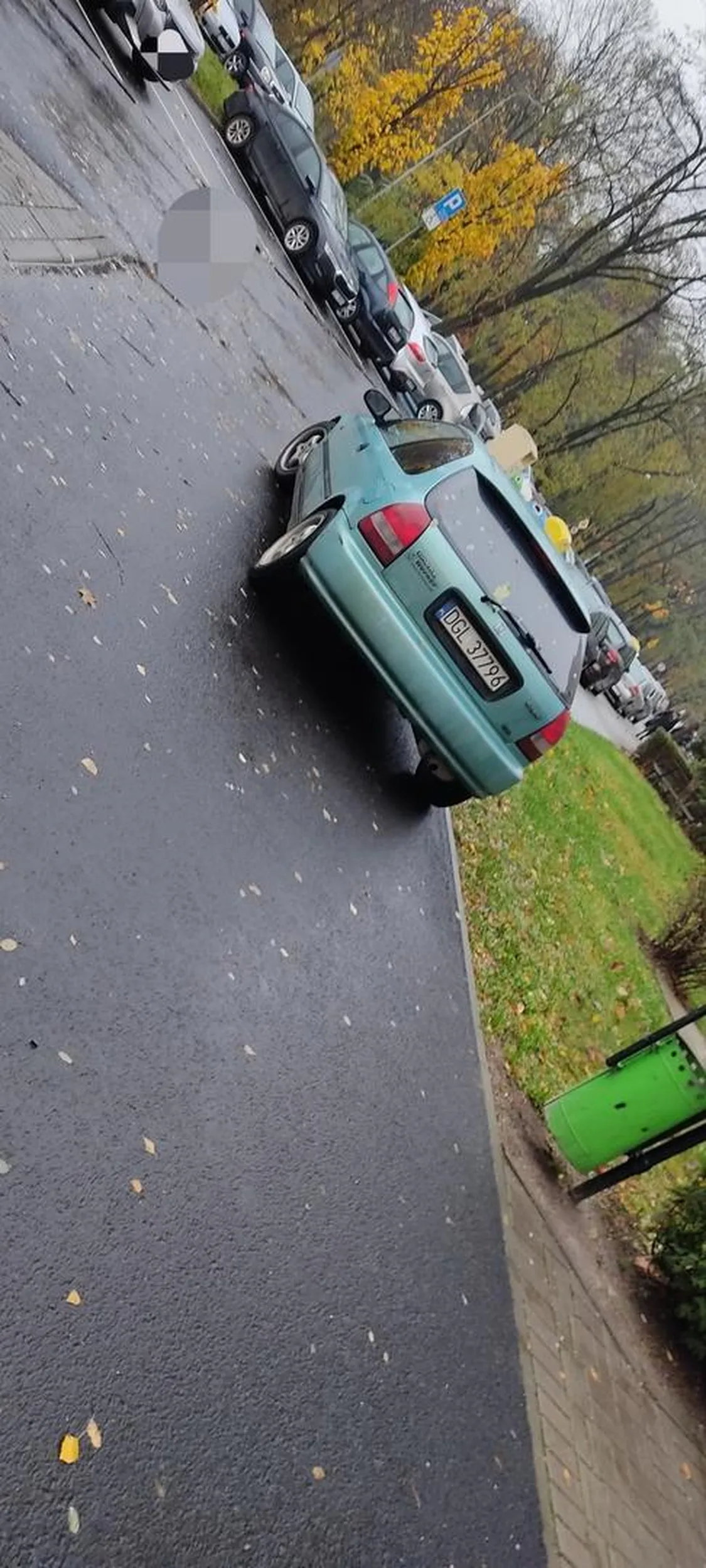 Witam. Znów relacja z Głogowa. Kierowca Hondy Civic stoi przed klatką. Nie ma jak wjechać na miejsce parkingowe. Śmieciarka to już nie powiem.