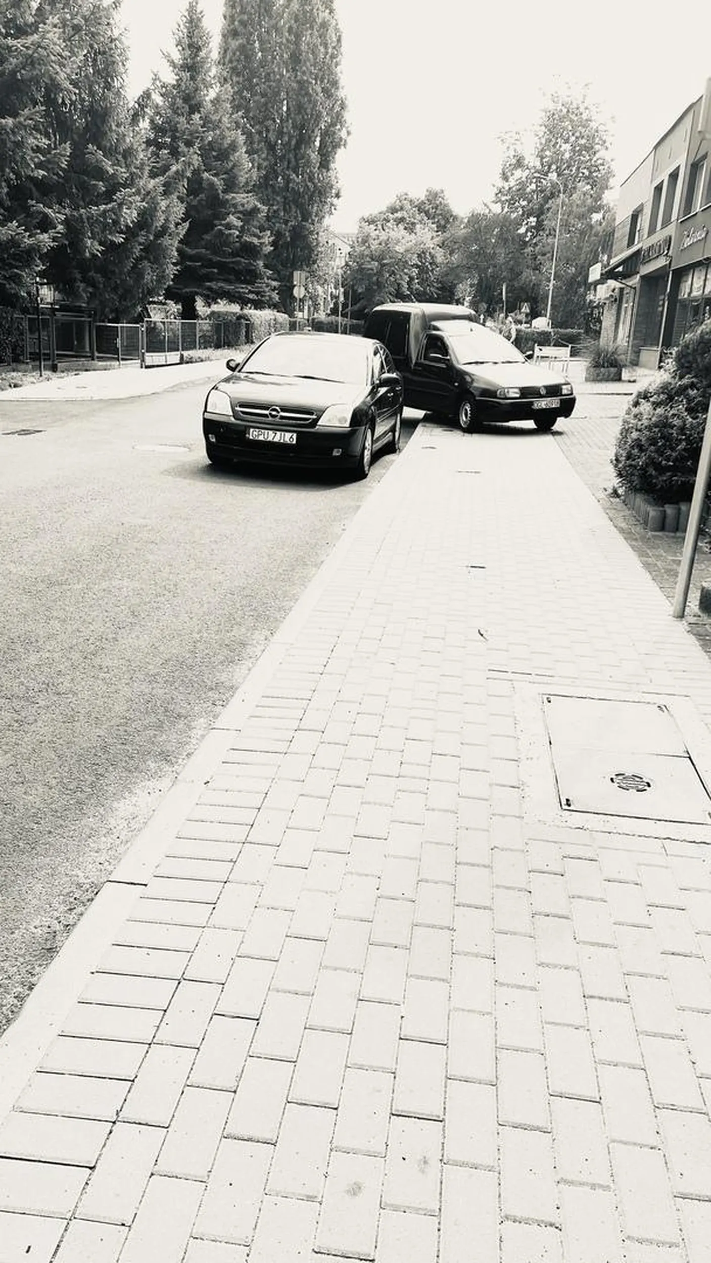 Parkowanie pana z poczty polskiej. Zawsze to bliżej klienta..