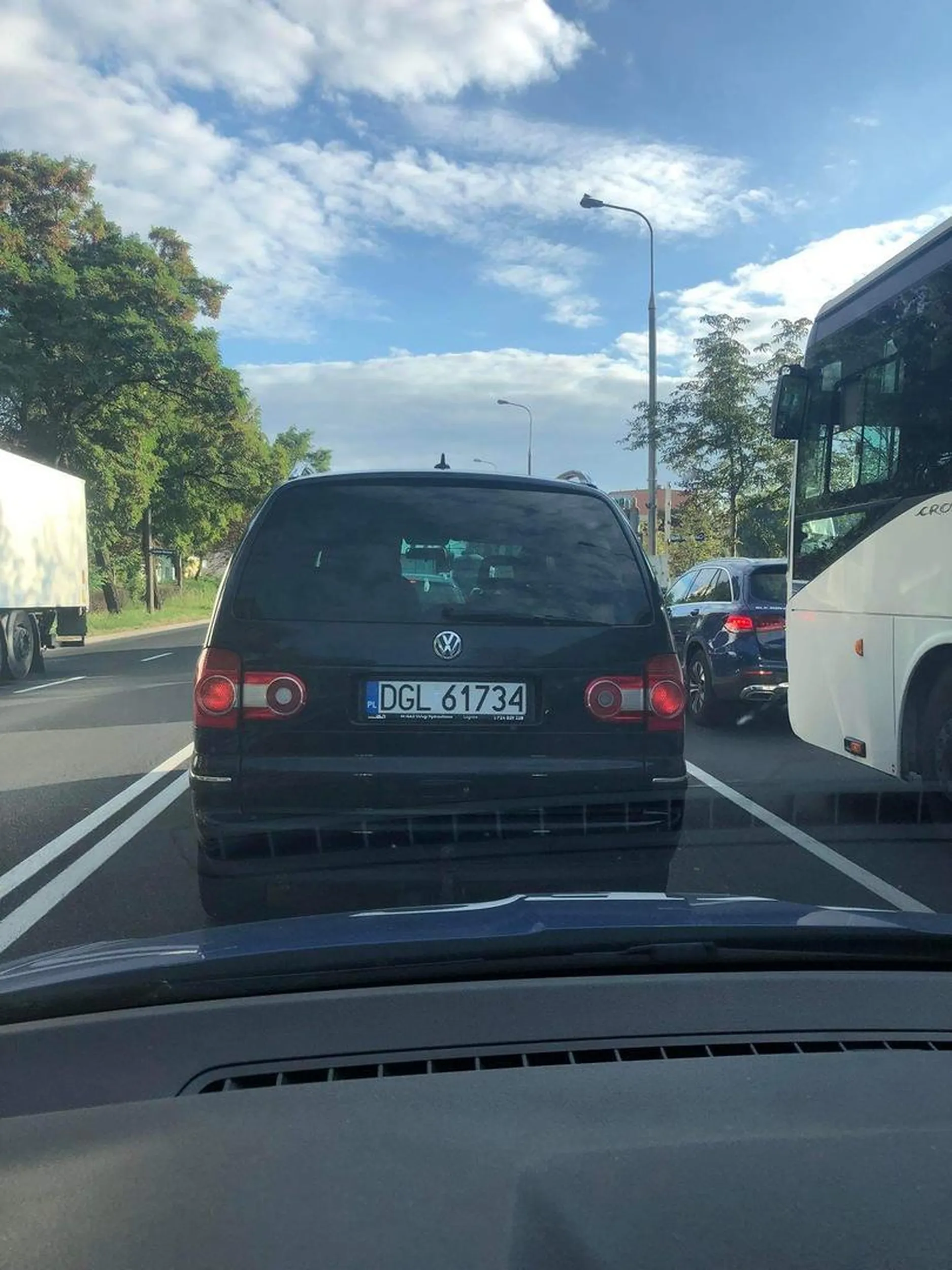 Od tego kierowcy radzę trzymać się z daleka, prawo jazdy ewidentnie znalezione w chipsach. Zmieniając pas zjeżdżał na mój lewy bok, uciekłam na chodnik w ostatniej chwili