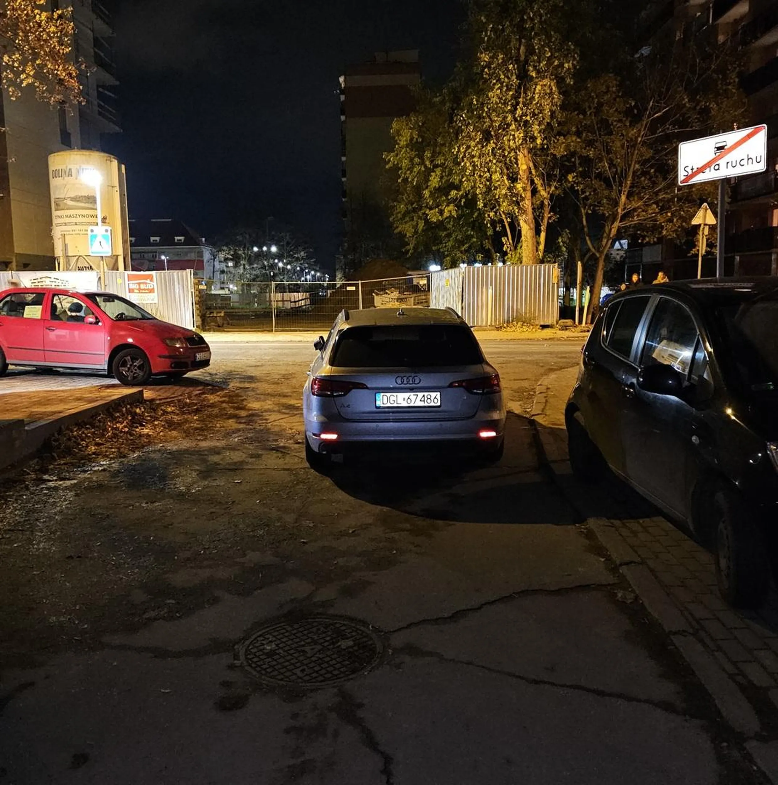 Parowa zaparkował na wyjeździe bo mu się pizzy zachciało efekt zablokowany wjazd .