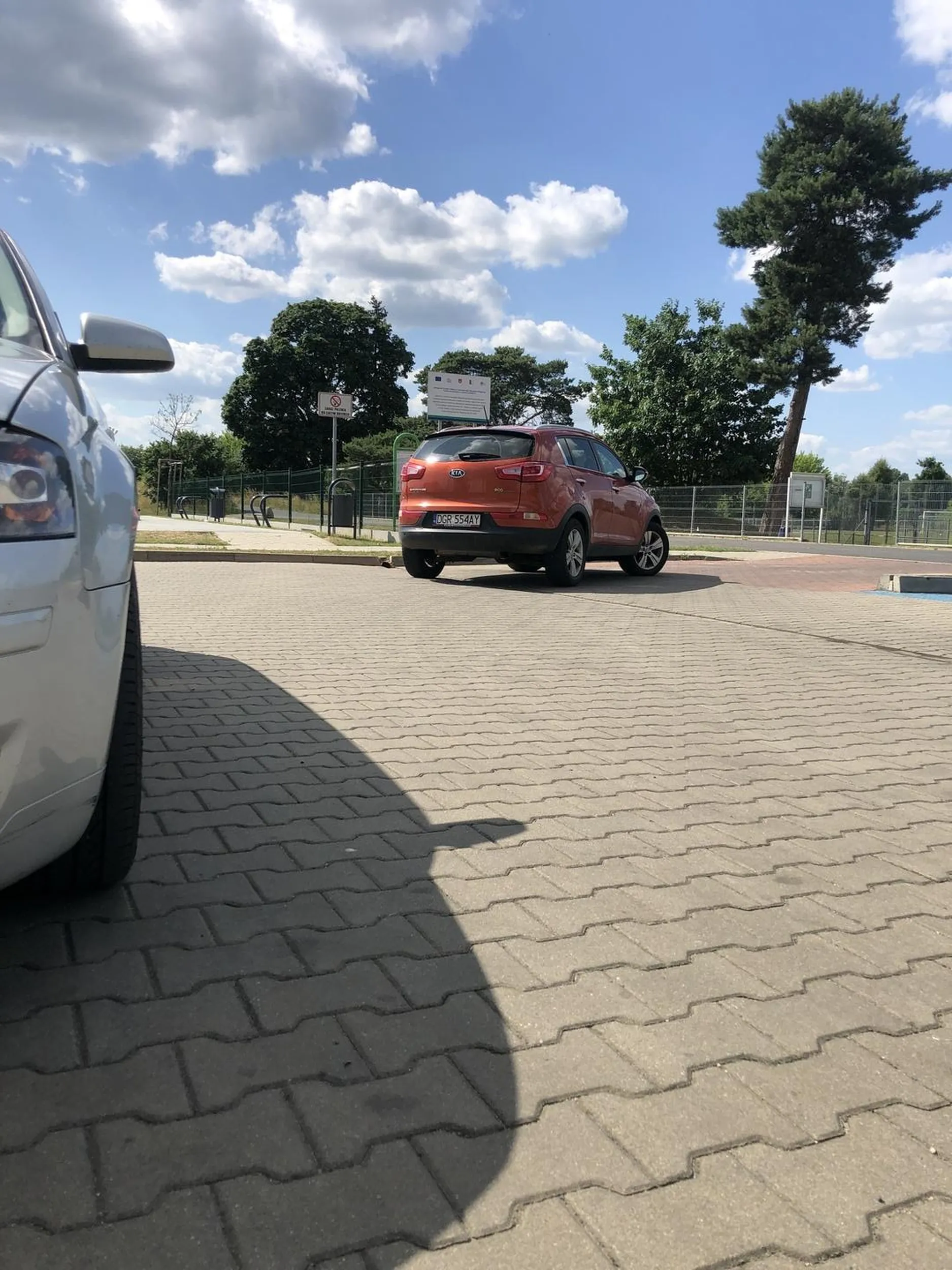 Kolega chyba nie miał rysowanek w dzieciństwie bo nawet liń nie widzi