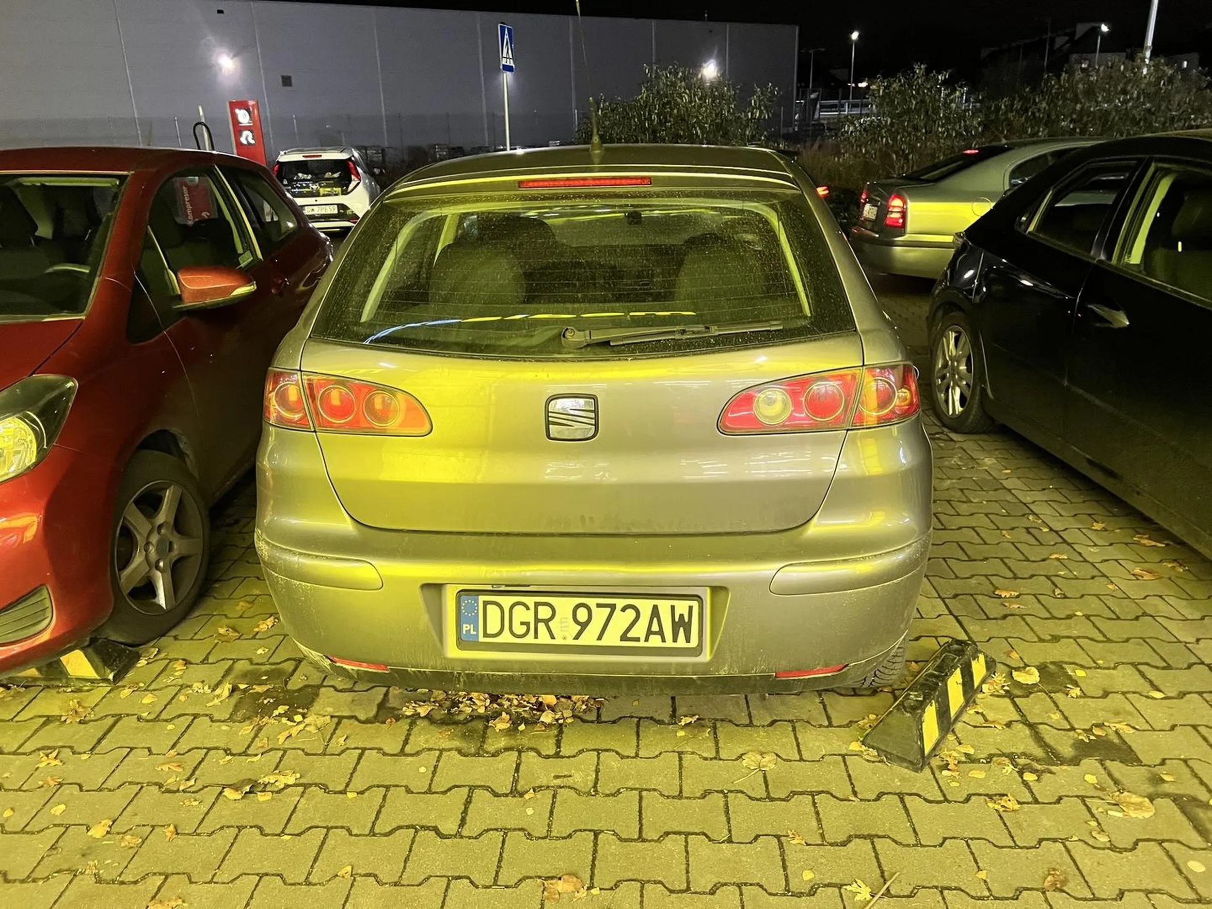 Kierowca wyzywa i ubliża kobiecie na parkingu. Brak kultury, nie pozwolił załadować tv do samochodu bo on idzie ćwiczyć na siłownię.