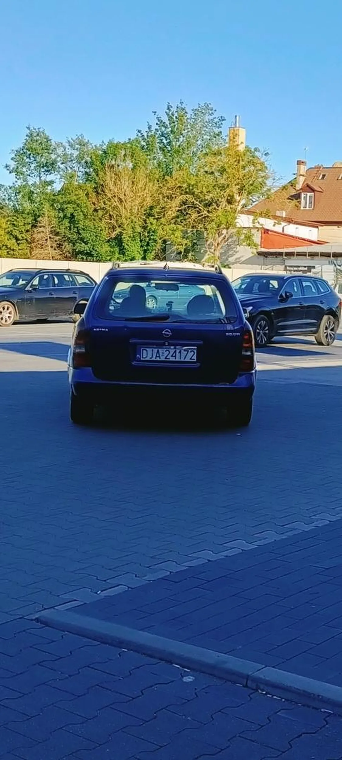 Cham i gruby  gbur, obija drzwiami celowo auto obok stojące i  gdzieś ma czyjąś własność. Dupek zwykły