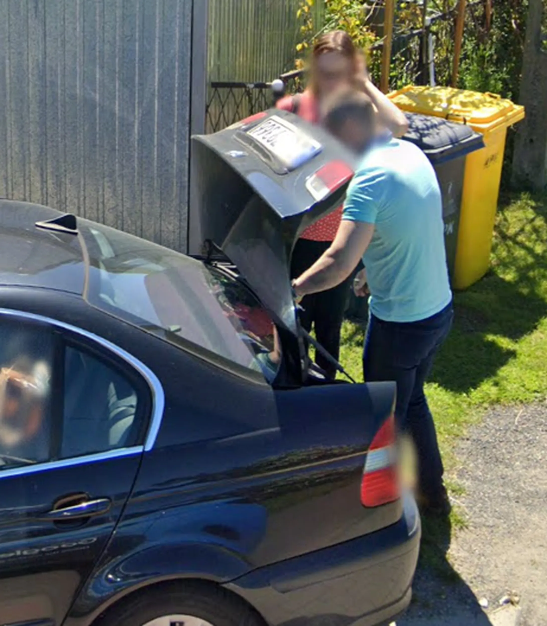 Mężczyzna zamówił usługi od pań lekkich obyczajów. Niestety został przyłapany przez osiedlowy monitoring i zarazem przez Google Street Viev