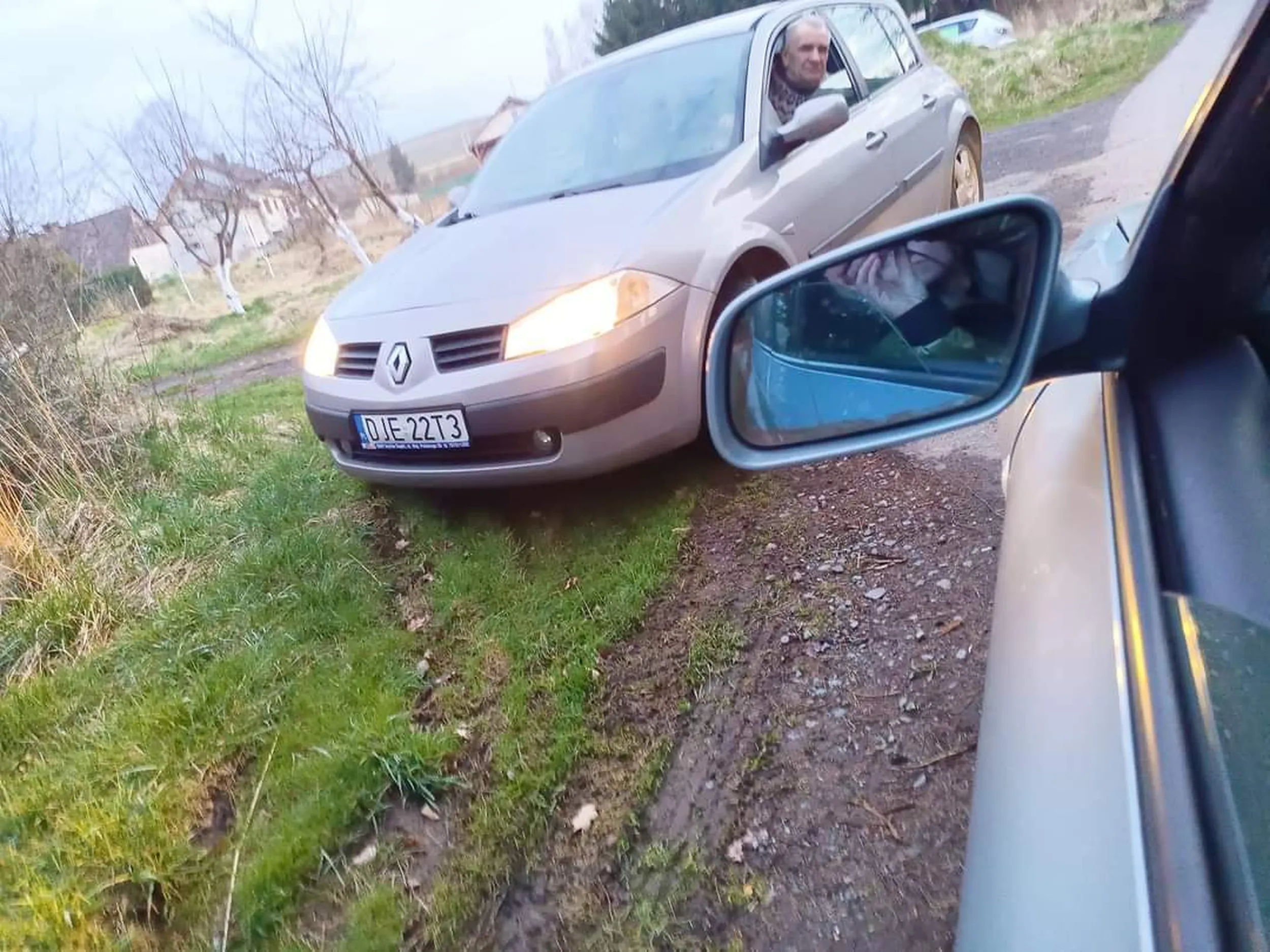 Ten chłop woła dzieci w okolicy Rybnicy że da im cukierki lecz ma inne zamiary. Trzeba na tego chłopa uważać